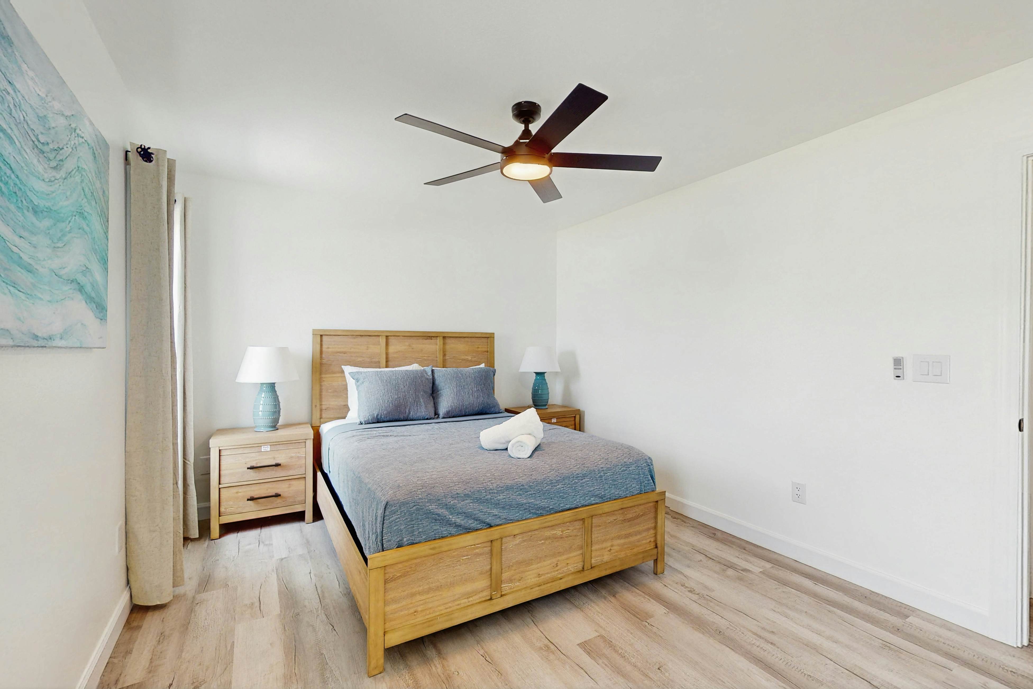 Modern dog friendly townhome, close to the Gulf and beaches, shopping  & dining