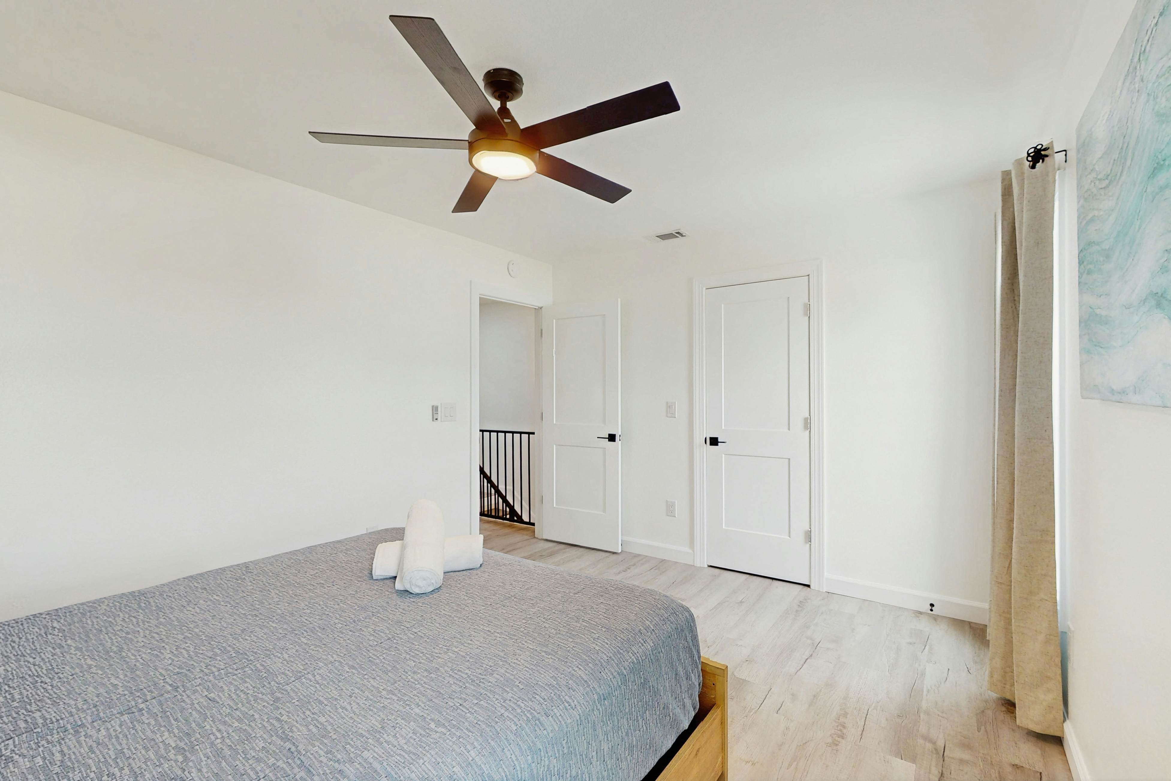 Modern dog friendly townhome, close to the Gulf and beaches, shopping  & dining