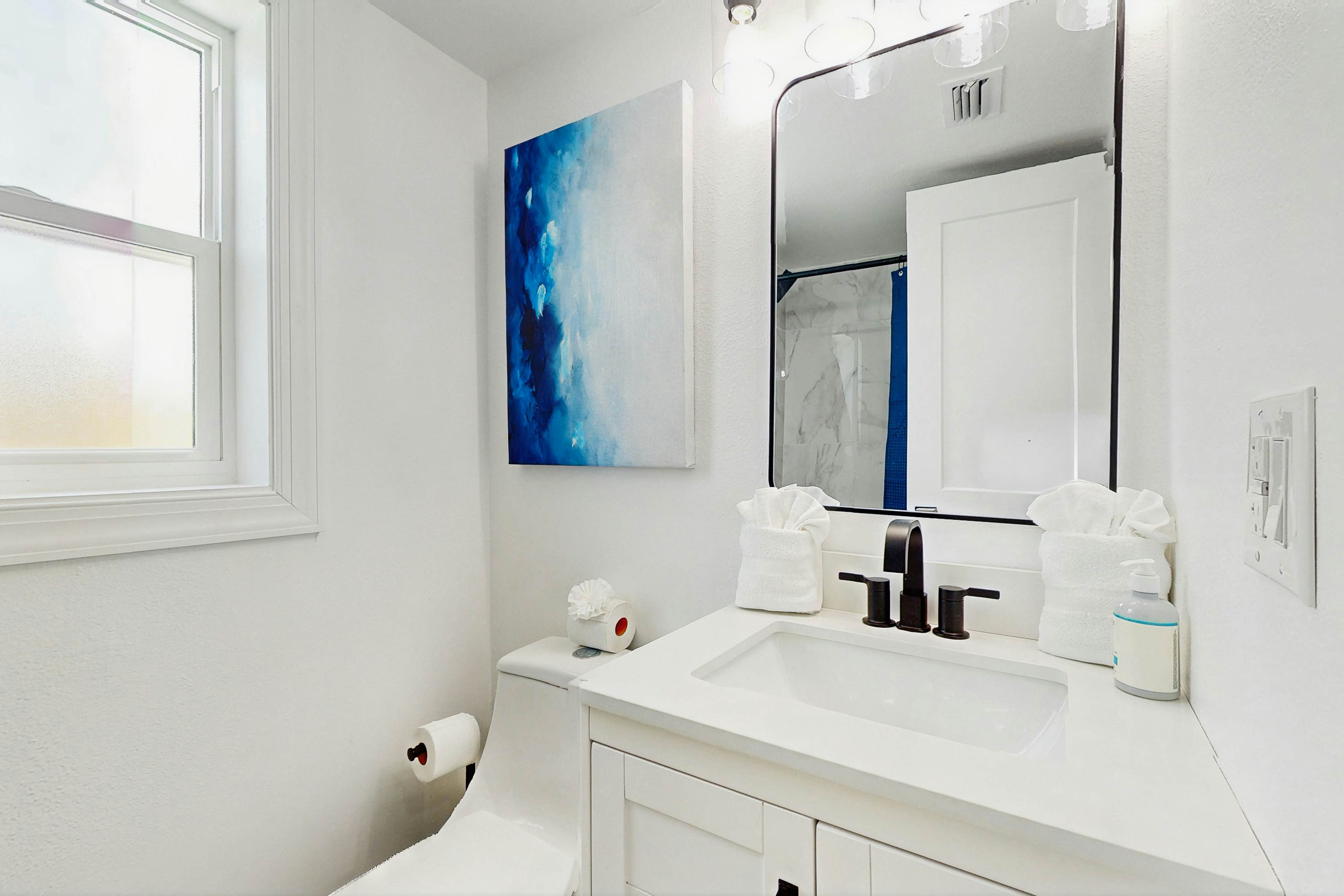 Modern dog friendly townhome, close to the Gulf and beaches, shopping  & dining