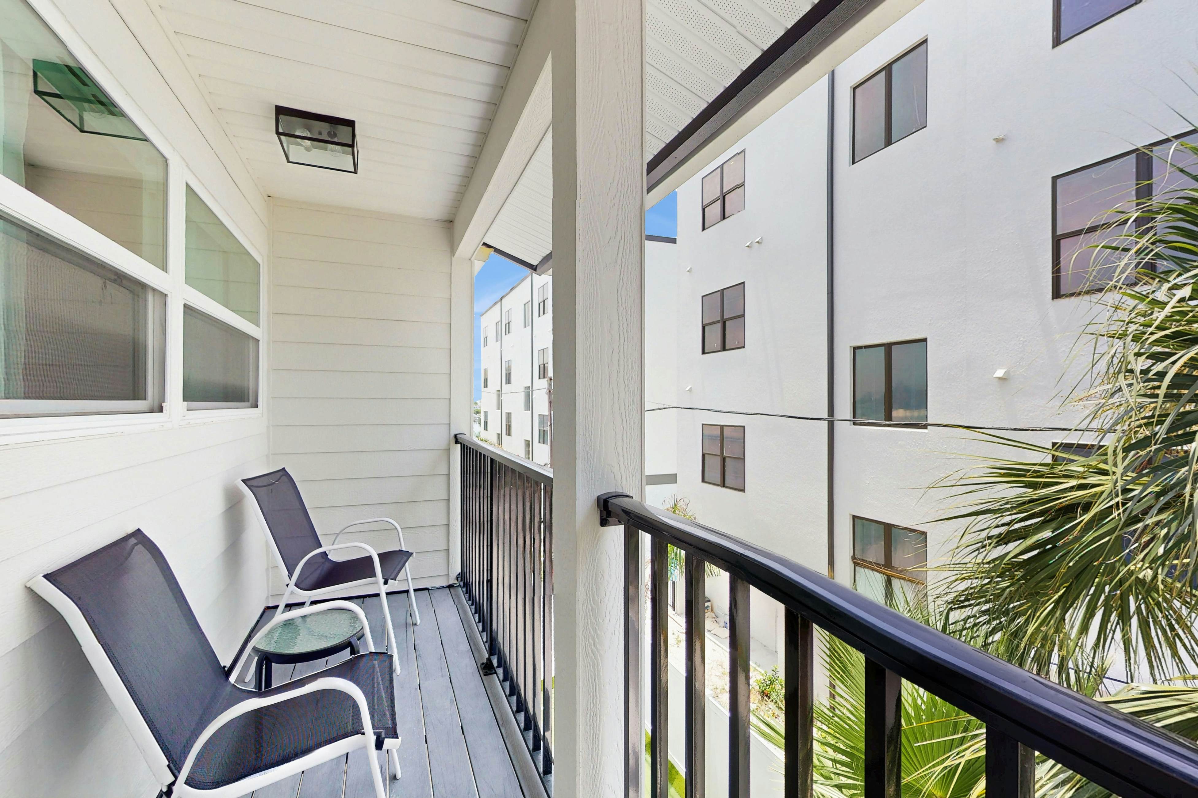 Modern dog friendly townhome, close to the Gulf and beaches, shopping  & dining