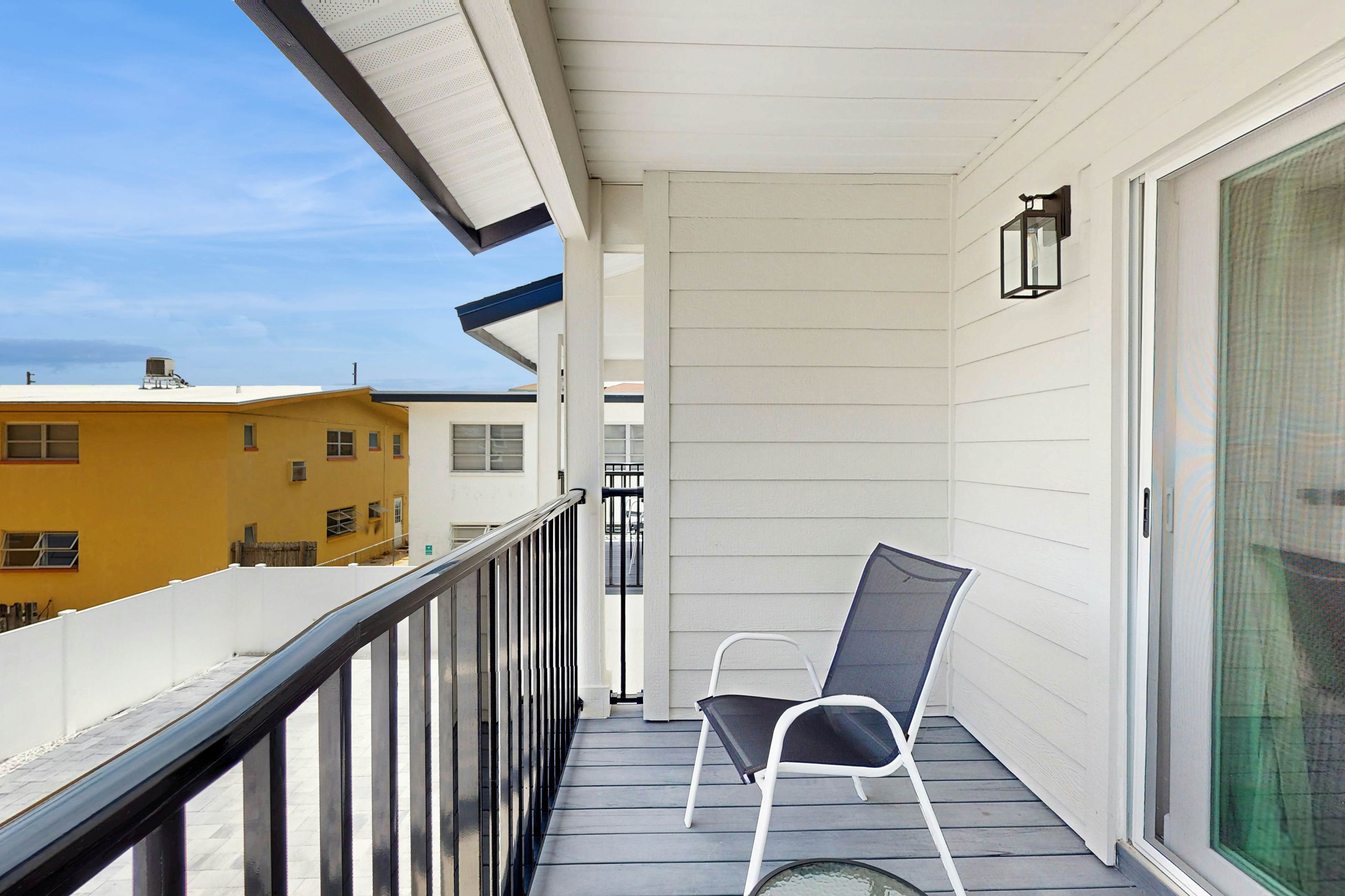 Modern dog friendly townhome, close to the Gulf and beaches, shopping  & dining