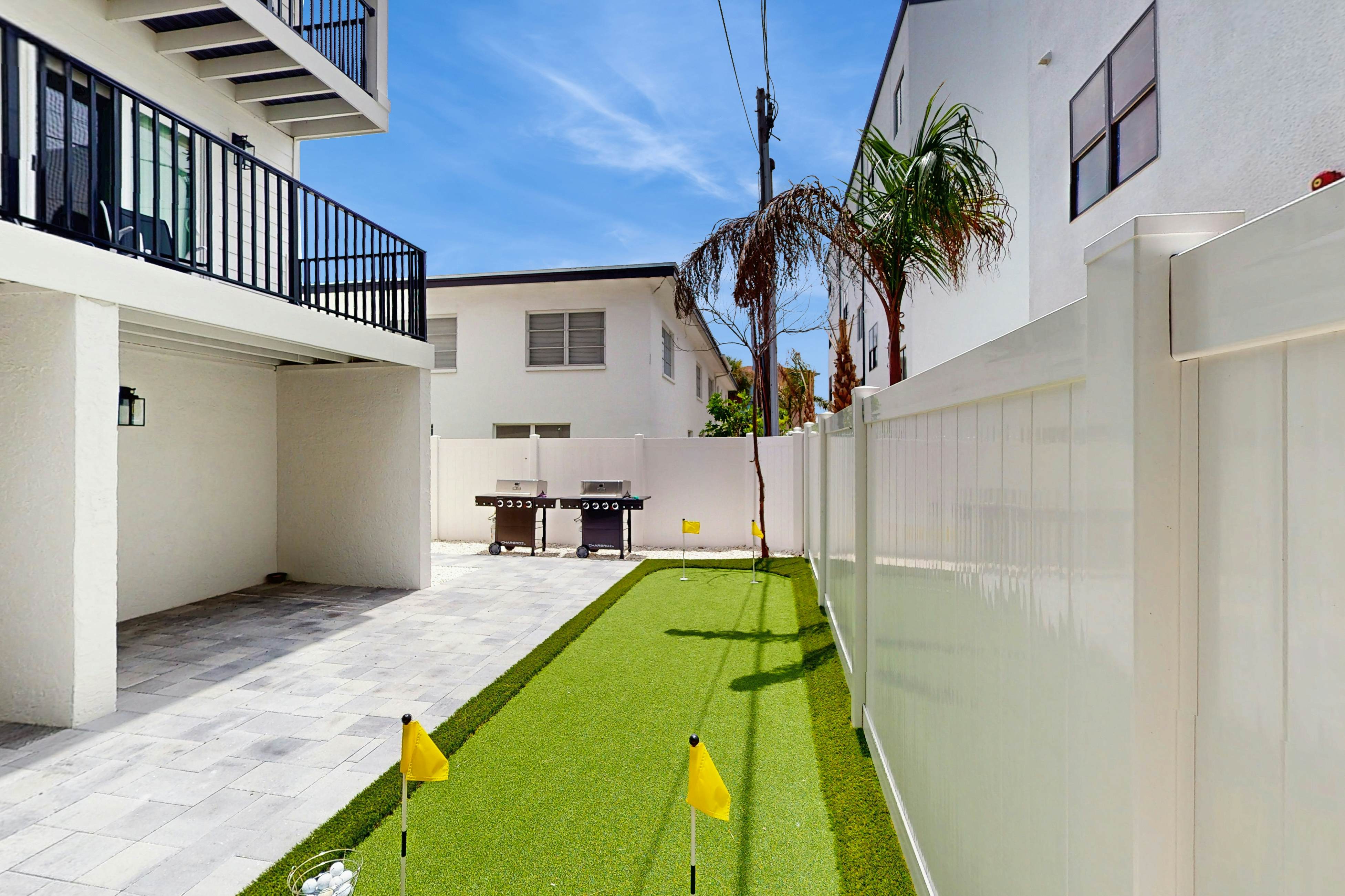 Modern dog friendly townhome, close to the Gulf and beaches, shopping  & dining