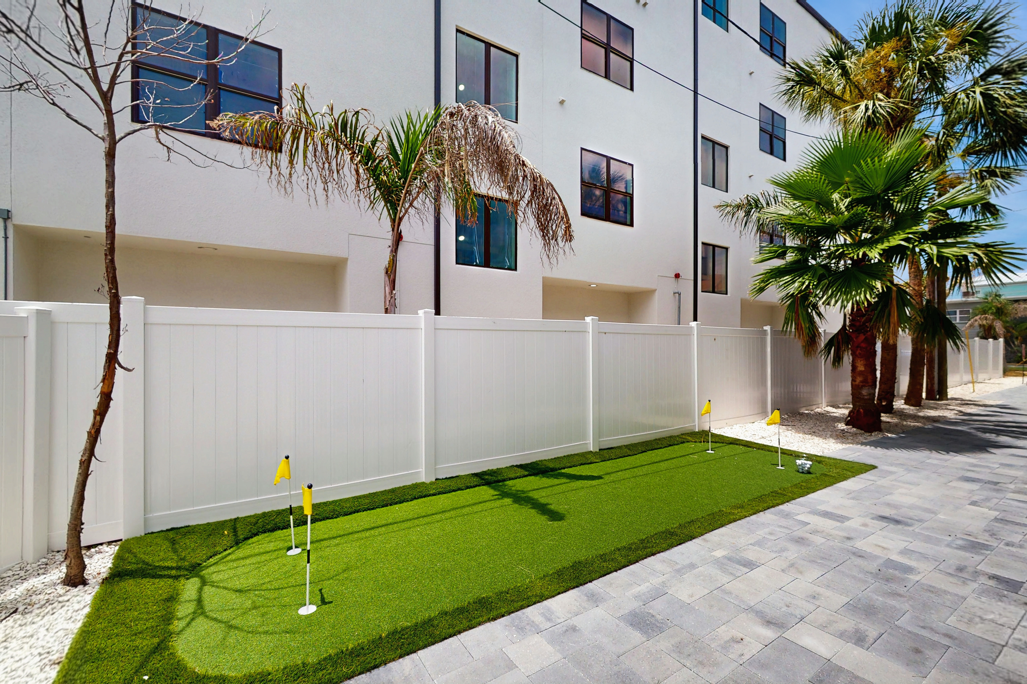 Modern dog friendly townhome close to the Gulf and beaches shopping and dining