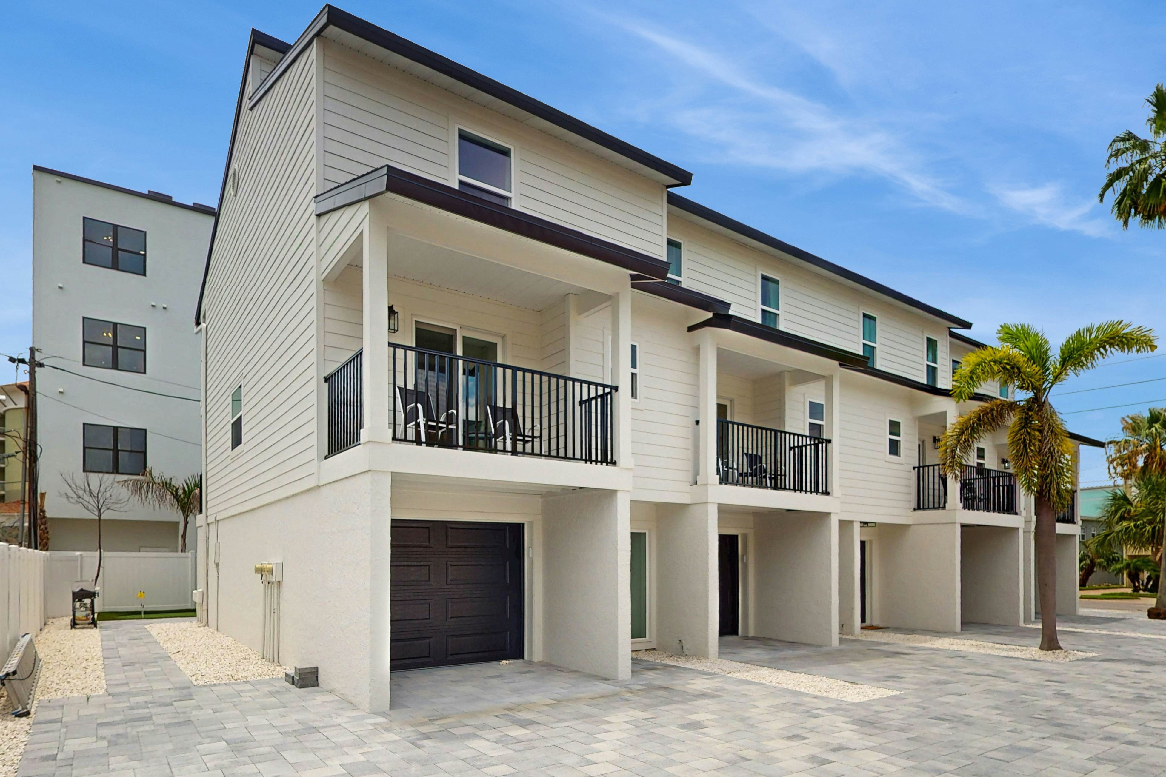 Modern dog friendly townhome, close to the Gulf and beaches, shopping  & dining