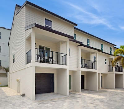 Modern dog friendly townhome close to the Gulf and beaches shopping and dining