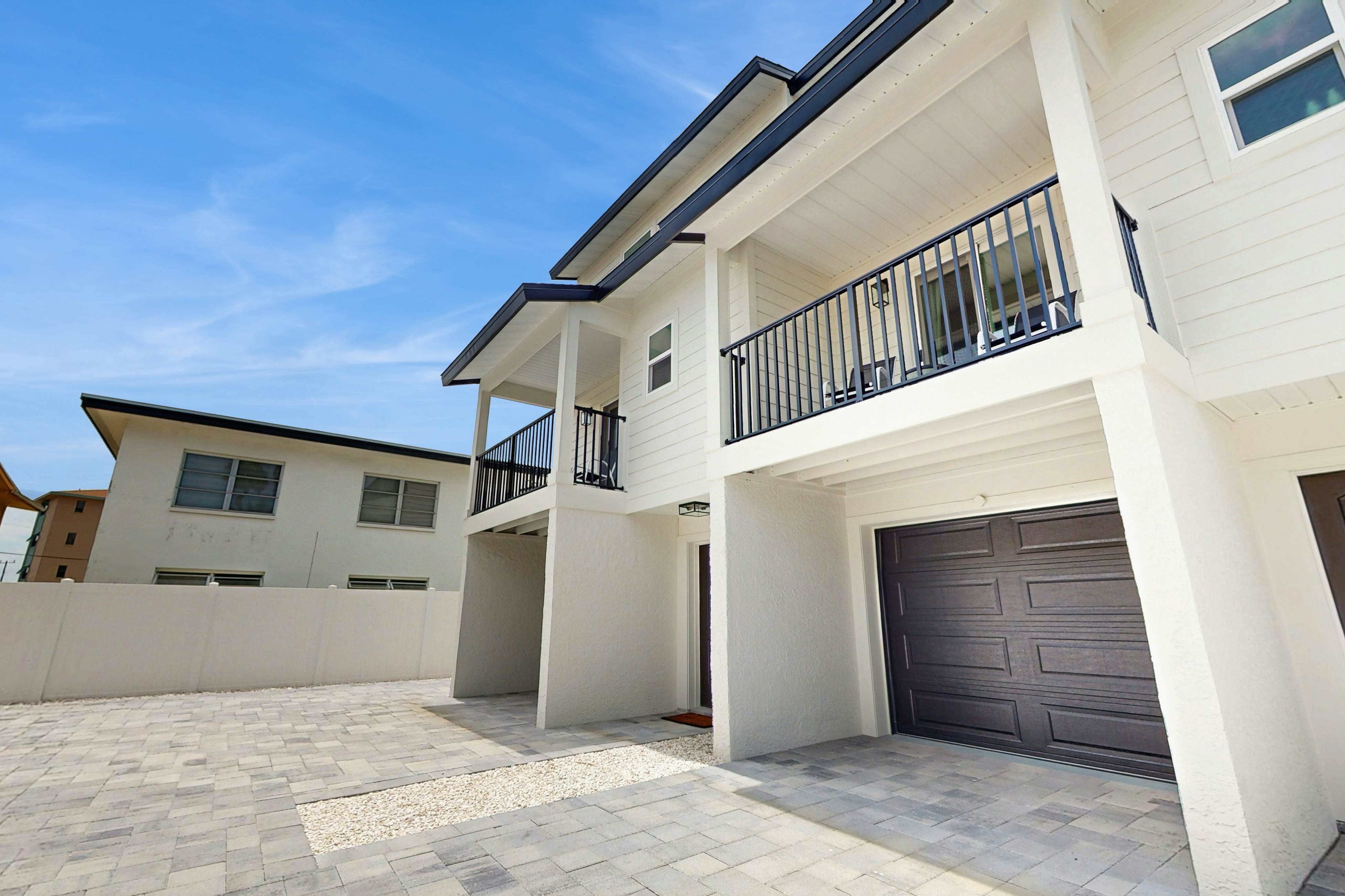 Modern dog friendly townhome, close to the Gulf and beaches, shopping  & dining