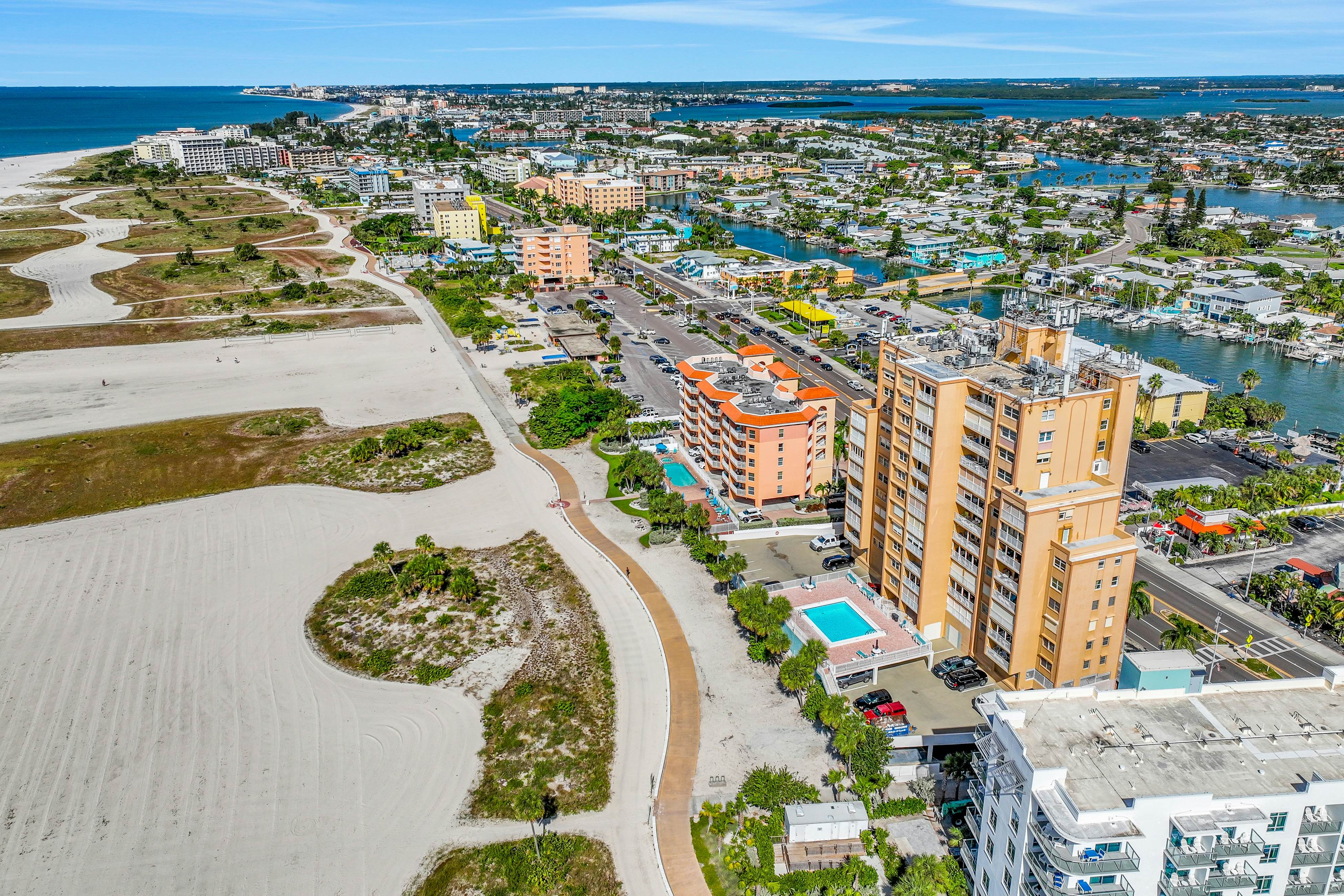 Modern dog friendly townhome, close to the Gulf and beaches, shopping  & dining