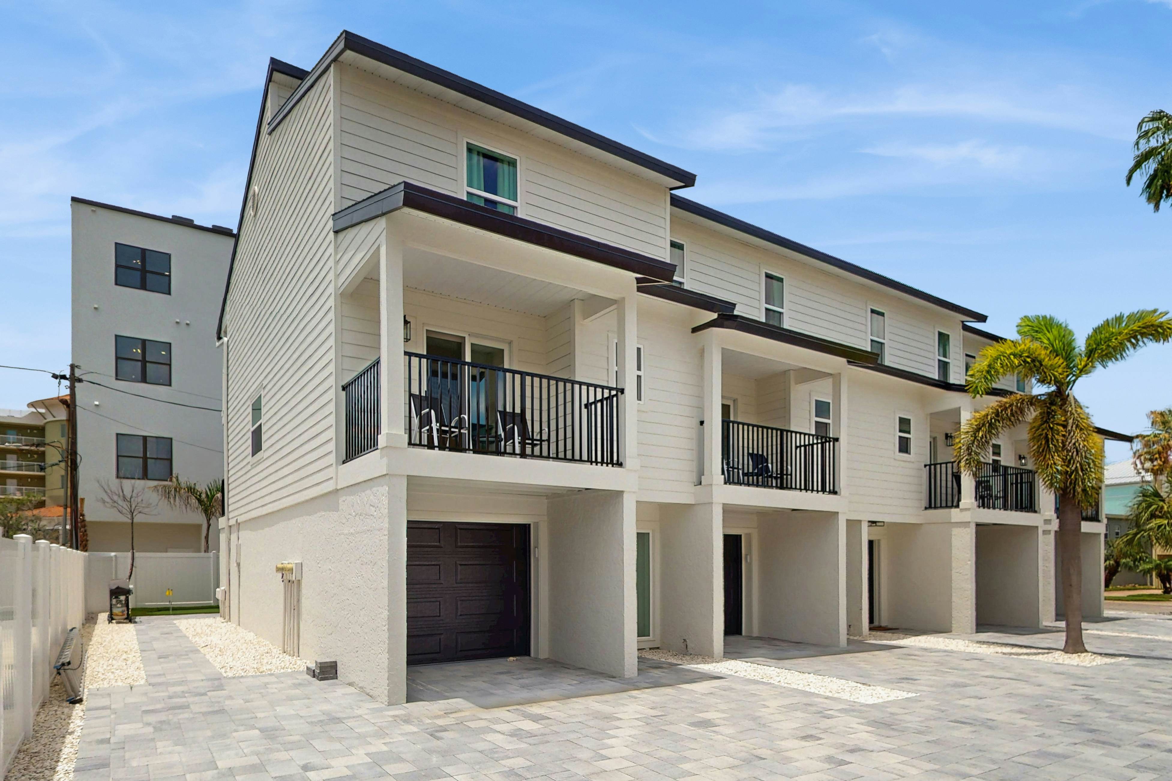 Family and dog friendly, steps to the Gulf and beaches, shared putting green, AC