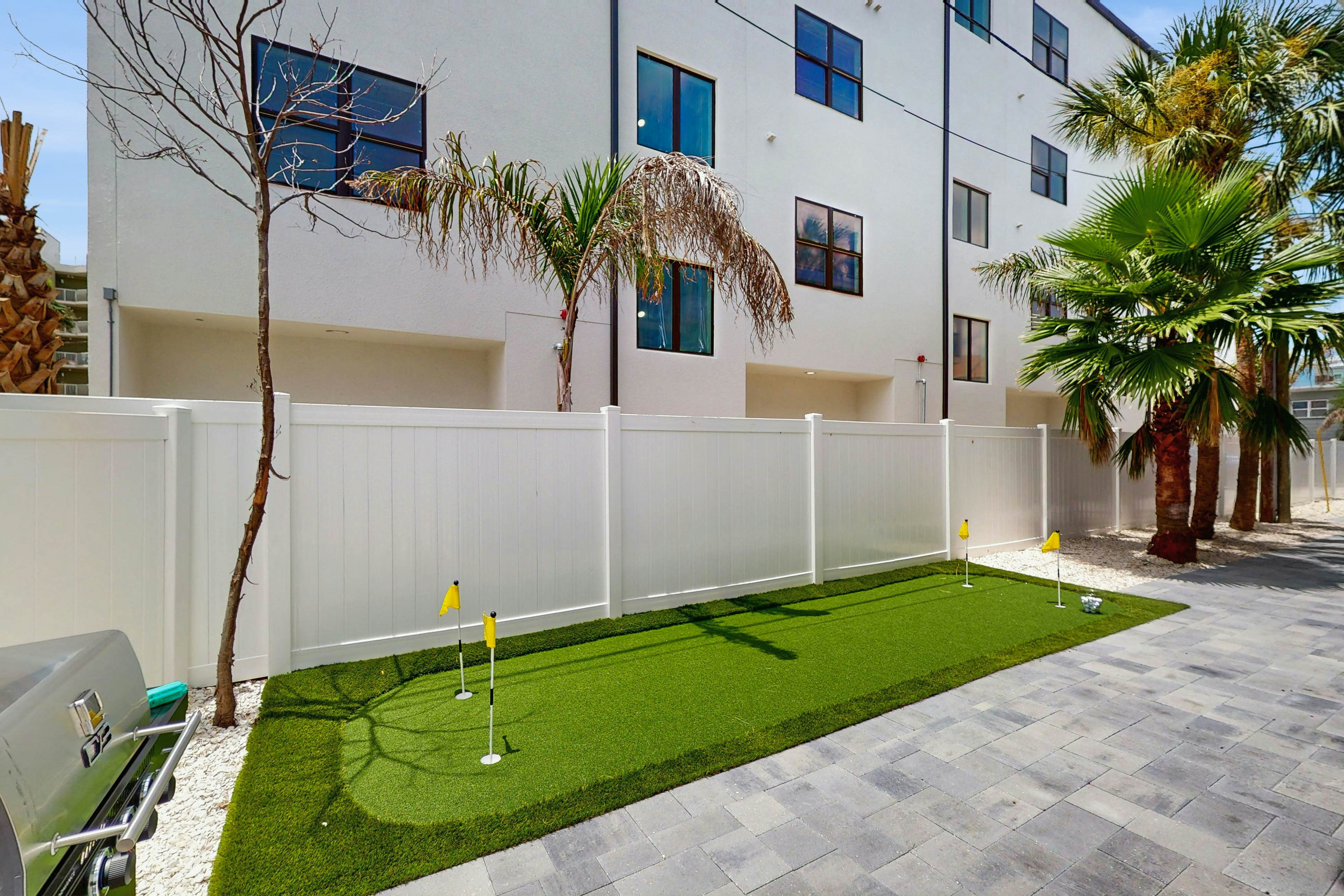 Family and dog friendly, steps to the Gulf and beaches, shared putting green, AC
