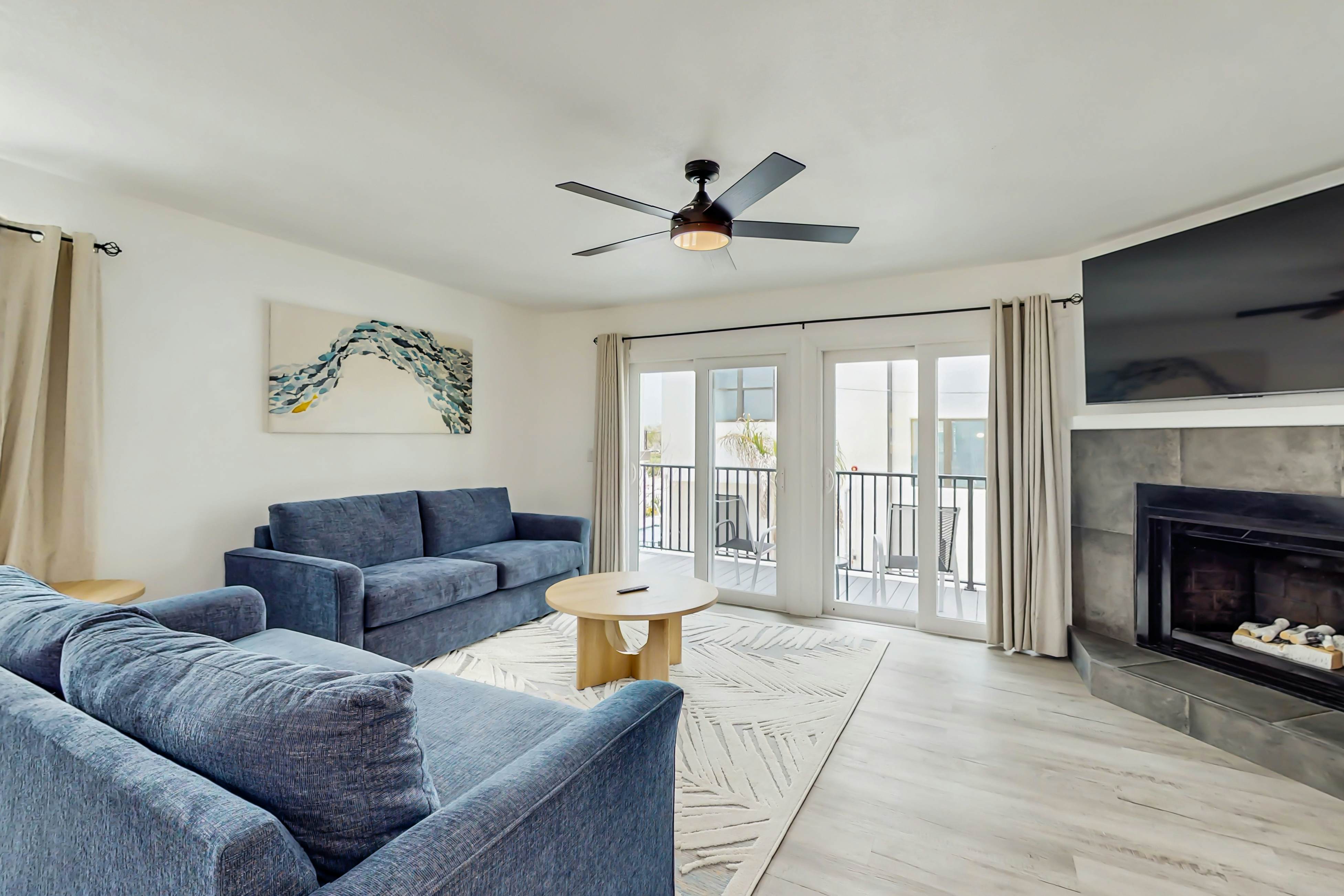 Family and dog friendly, steps to the Gulf and beaches, shared putting green, AC