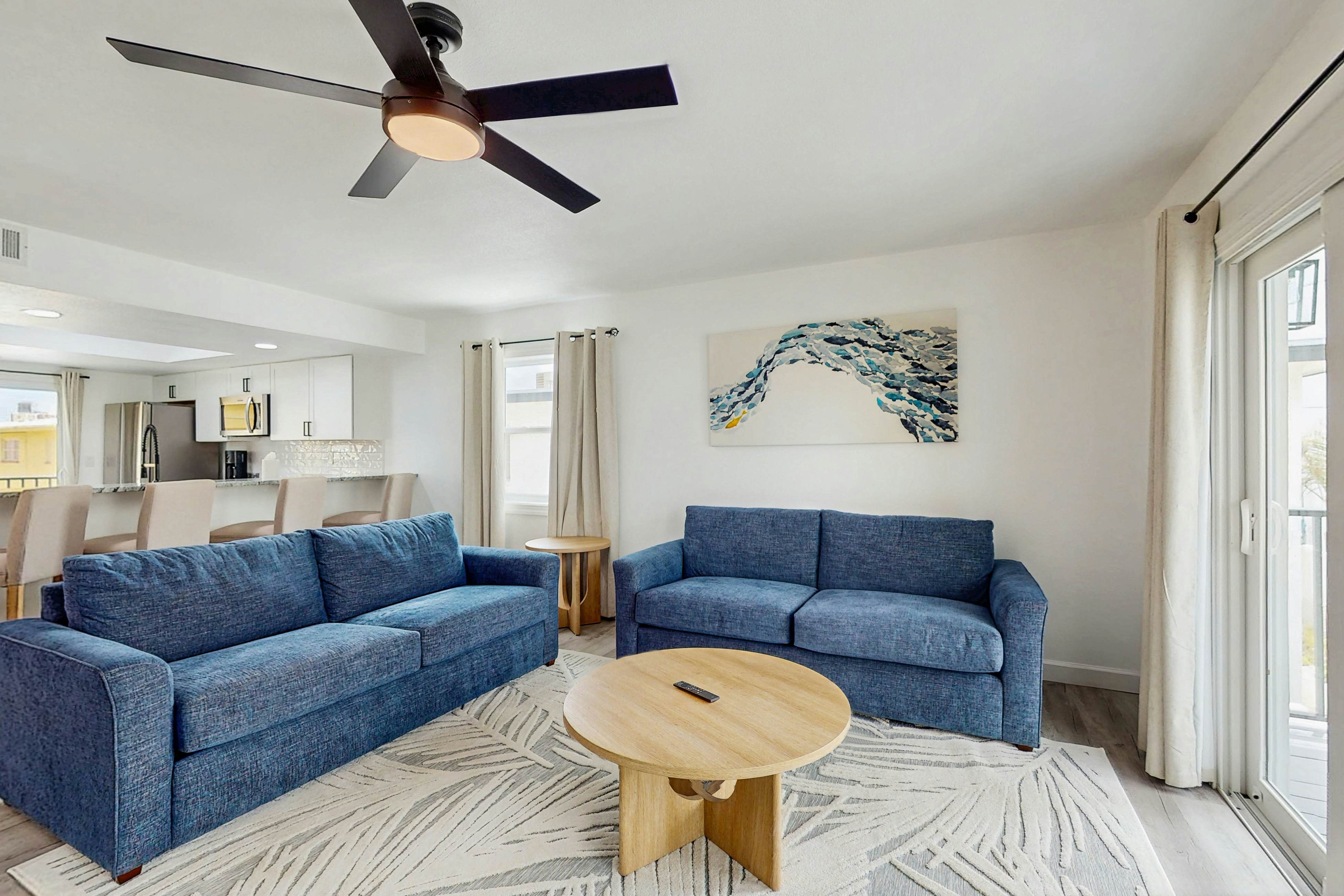 Family and dog friendly, steps to the Gulf and beaches, shared putting green, AC