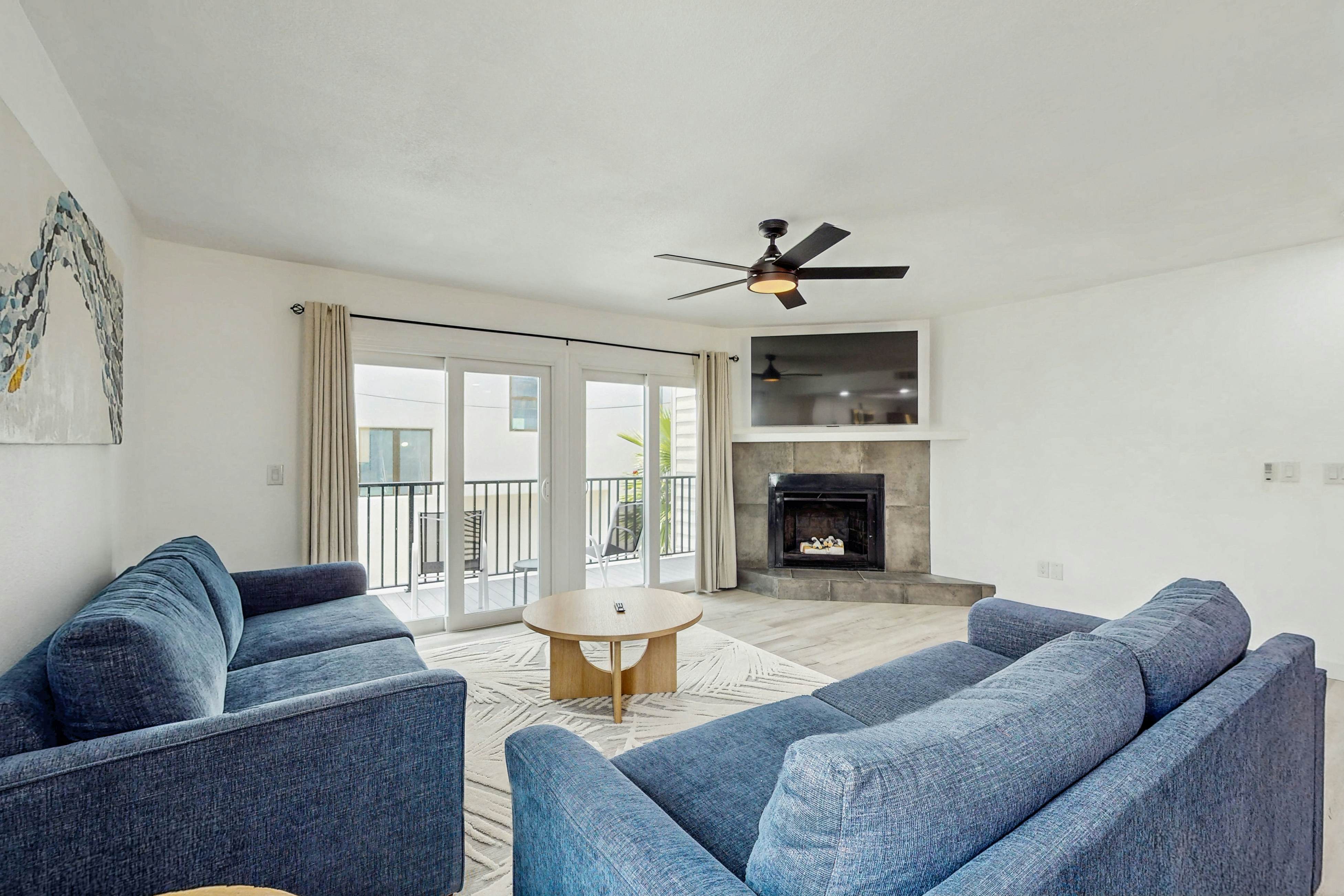 Family and dog friendly, steps to the Gulf and beaches, shared putting green, AC