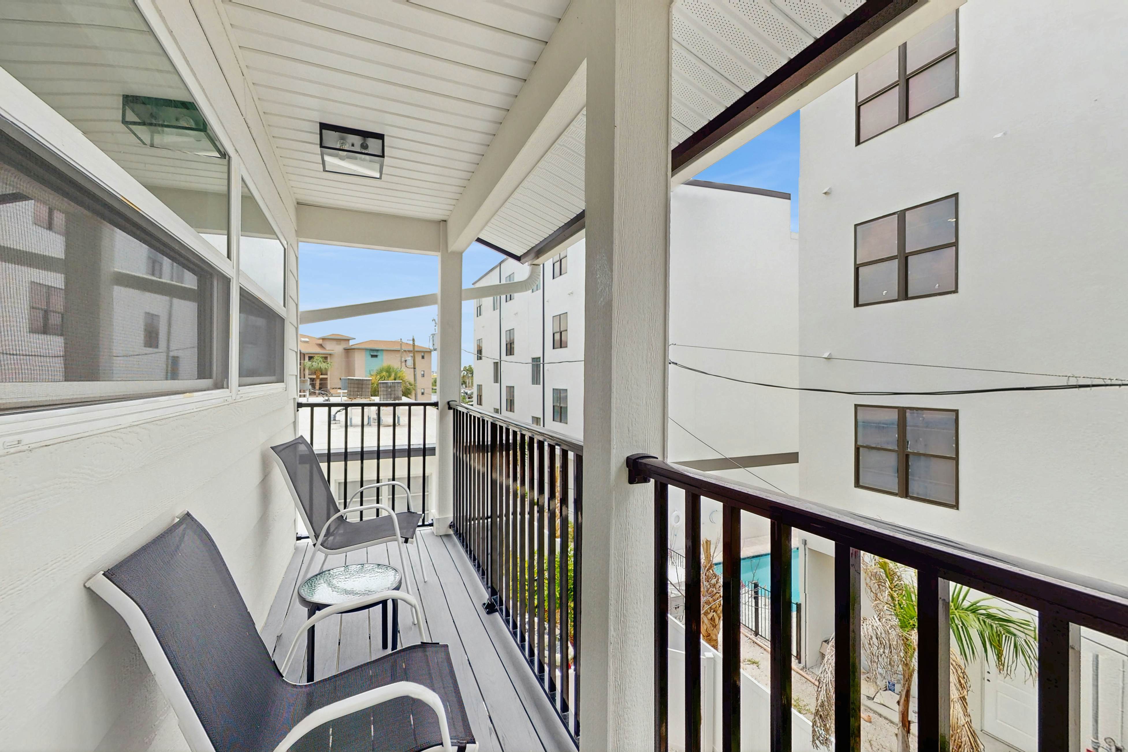 Family and dog friendly, steps to the Gulf and beaches, shared putting green, AC