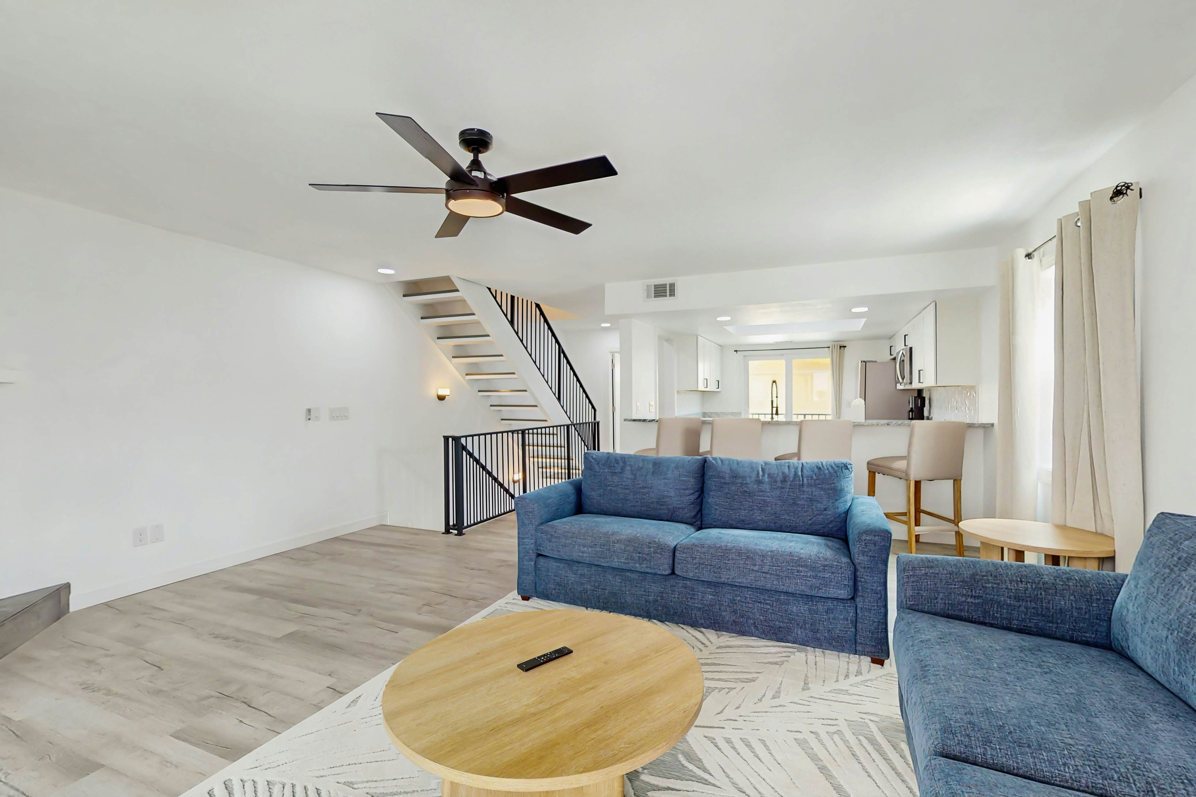 Family and dog friendly, steps to the Gulf and beaches, shared putting green, AC