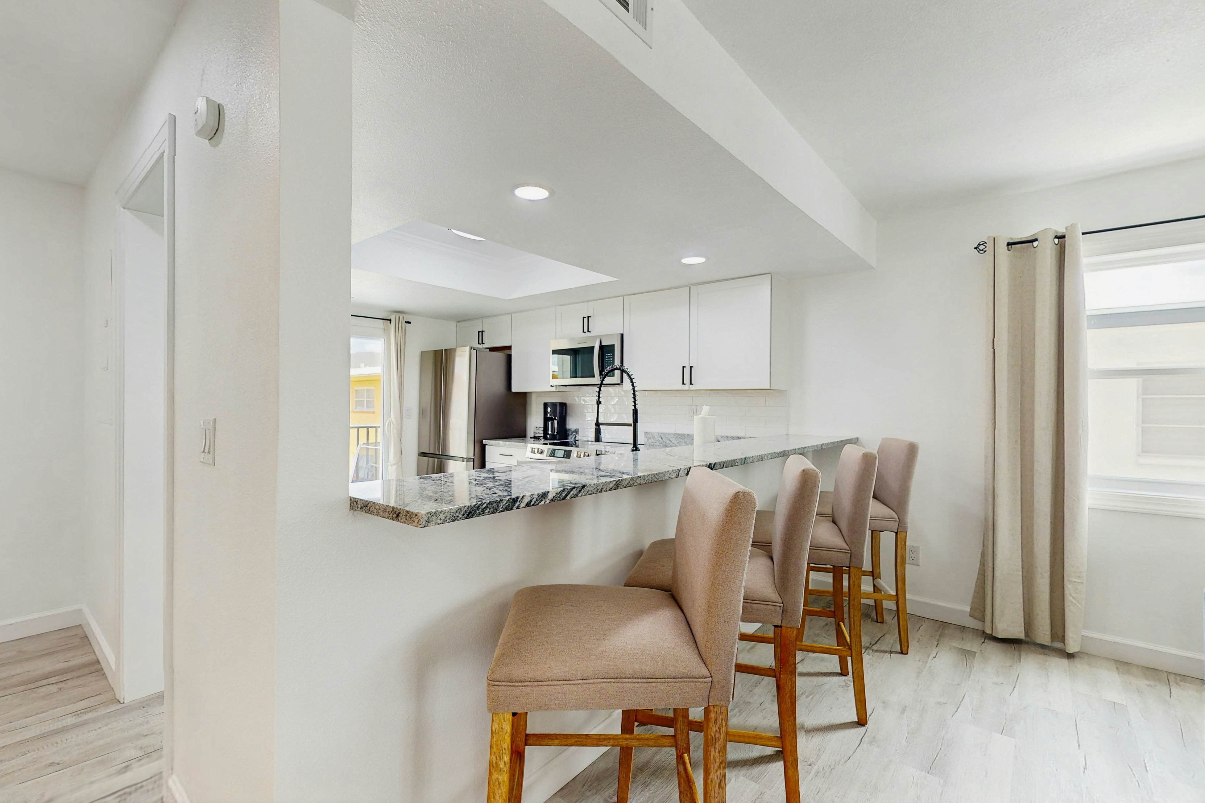 Family and dog friendly, steps to the Gulf and beaches, shared putting green, AC