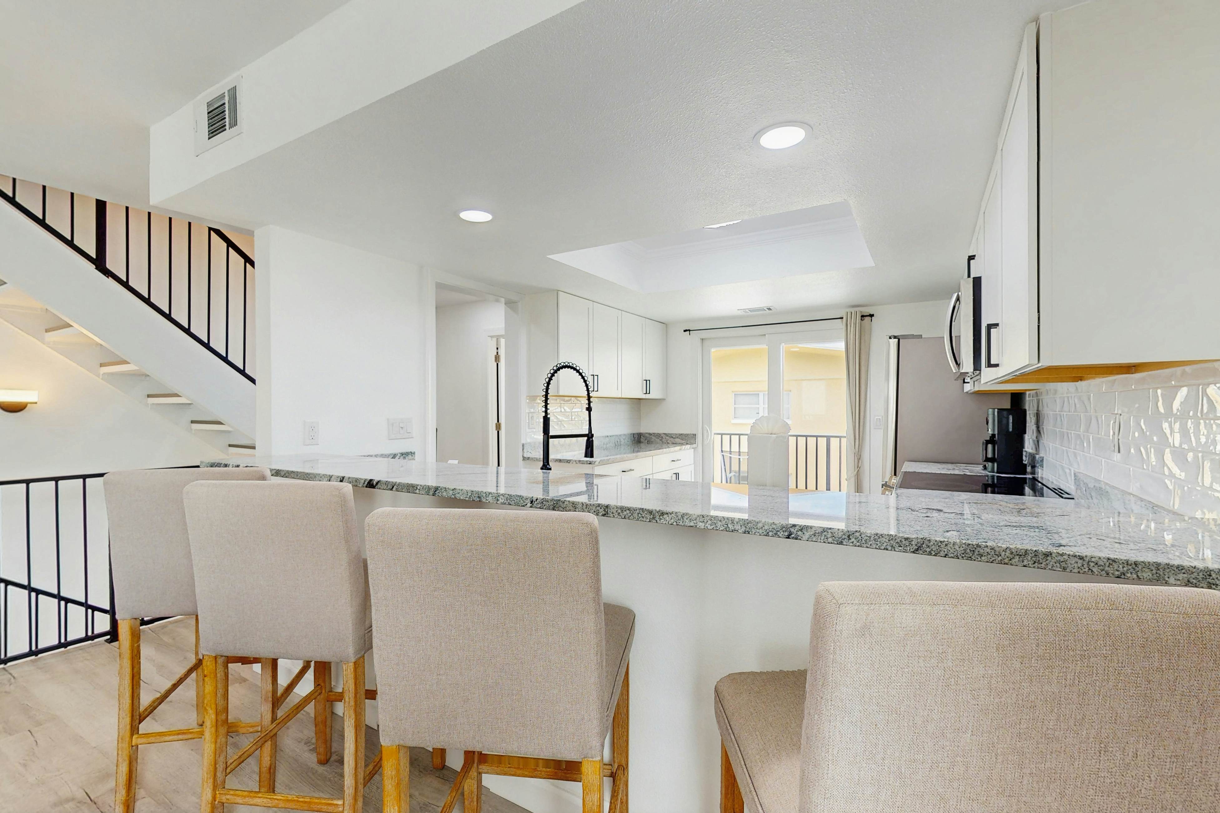 Family and dog friendly, steps to the Gulf and beaches, shared putting green, AC