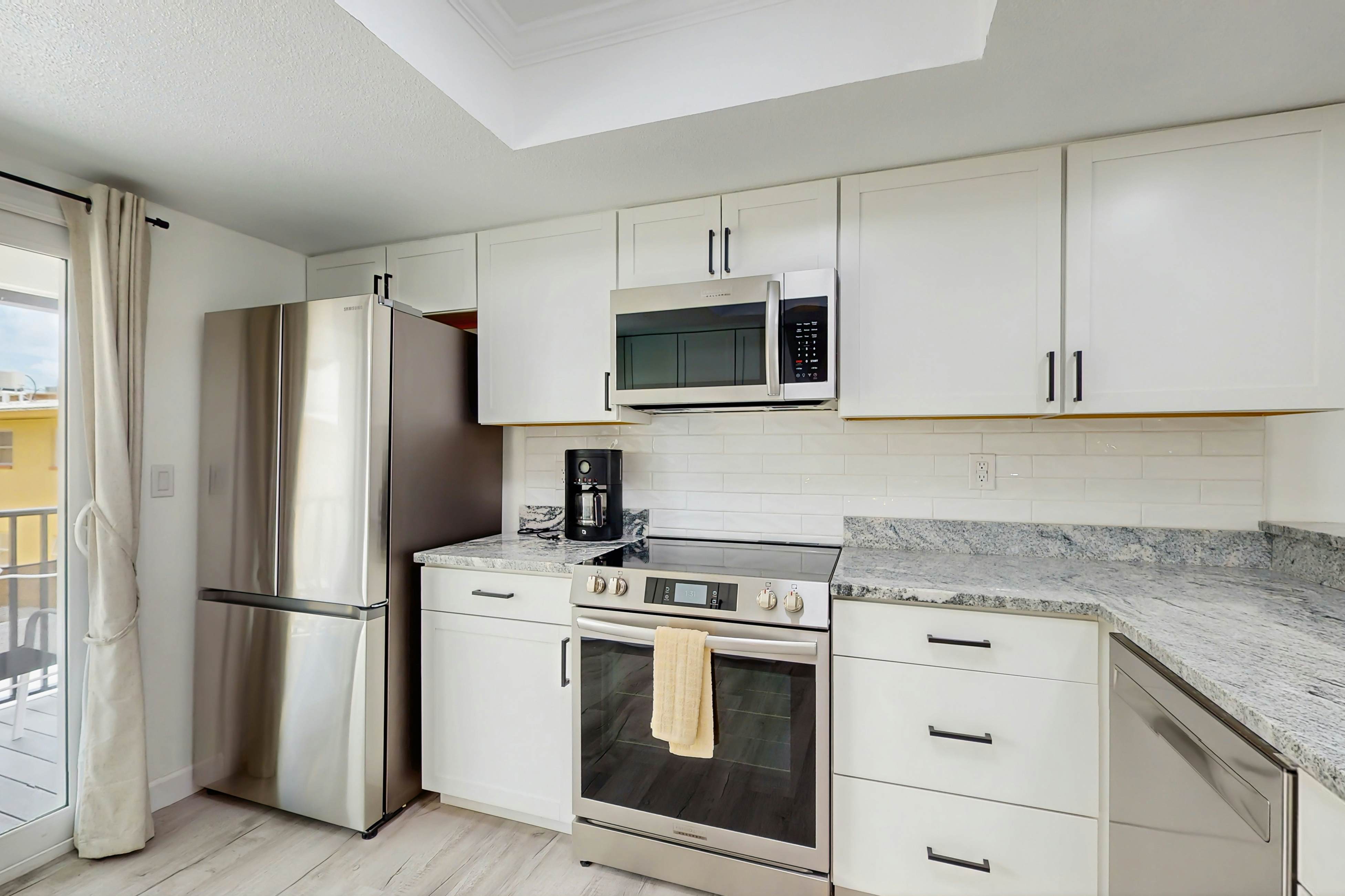 Family and dog friendly, steps to the Gulf and beaches, shared putting green, AC