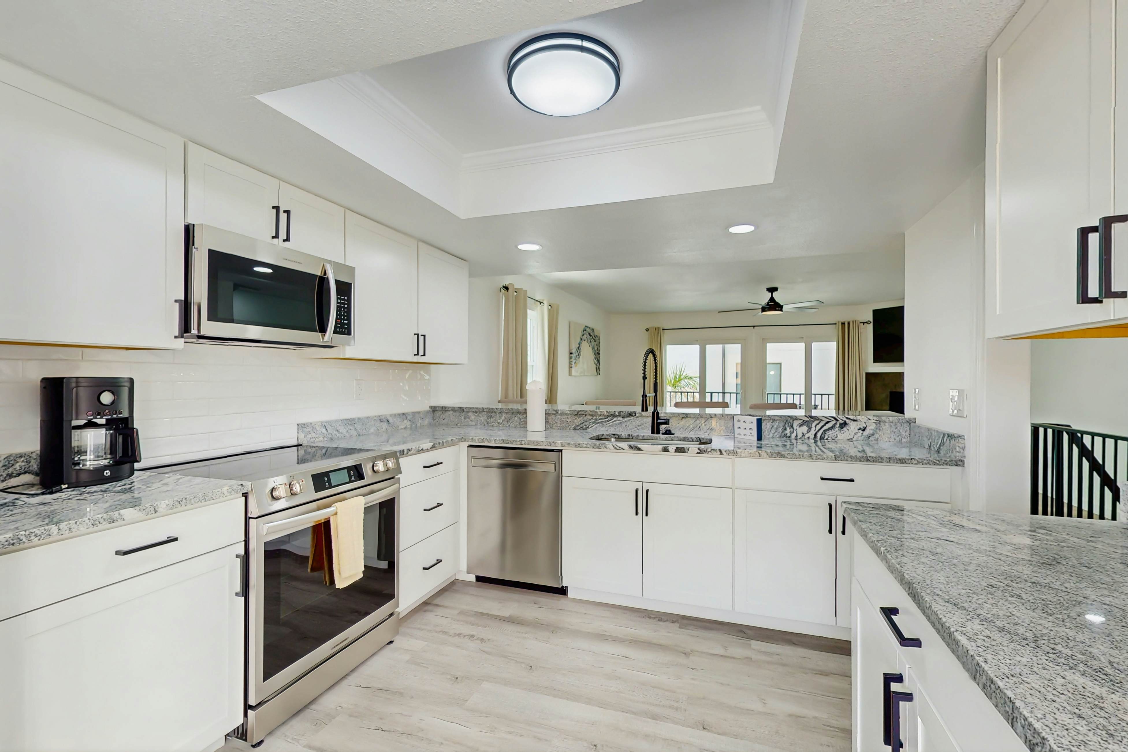 Family and dog friendly, steps to the Gulf and beaches, shared putting green, AC