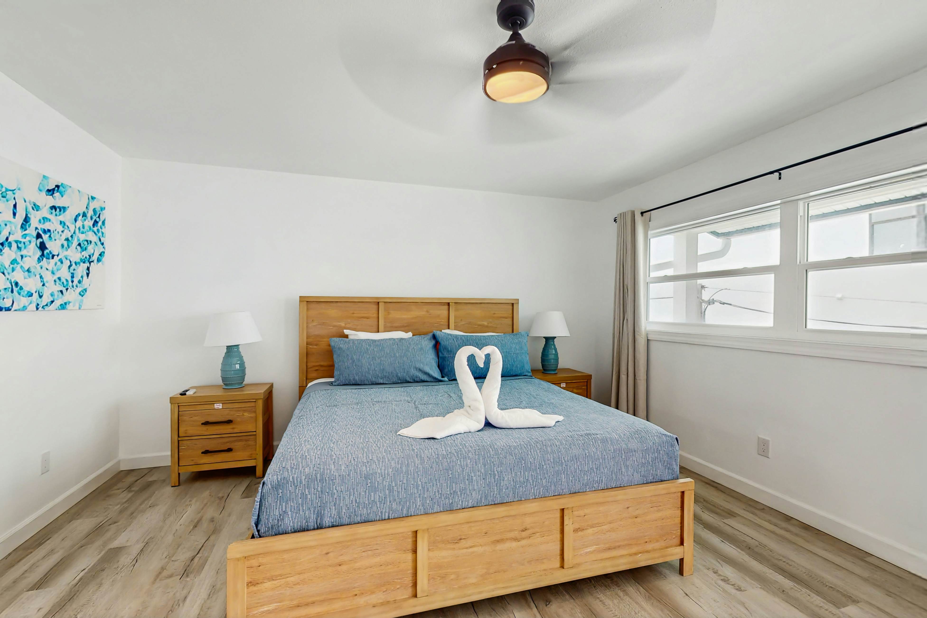 Family and dog friendly, steps to the Gulf and beaches, shared putting green, AC