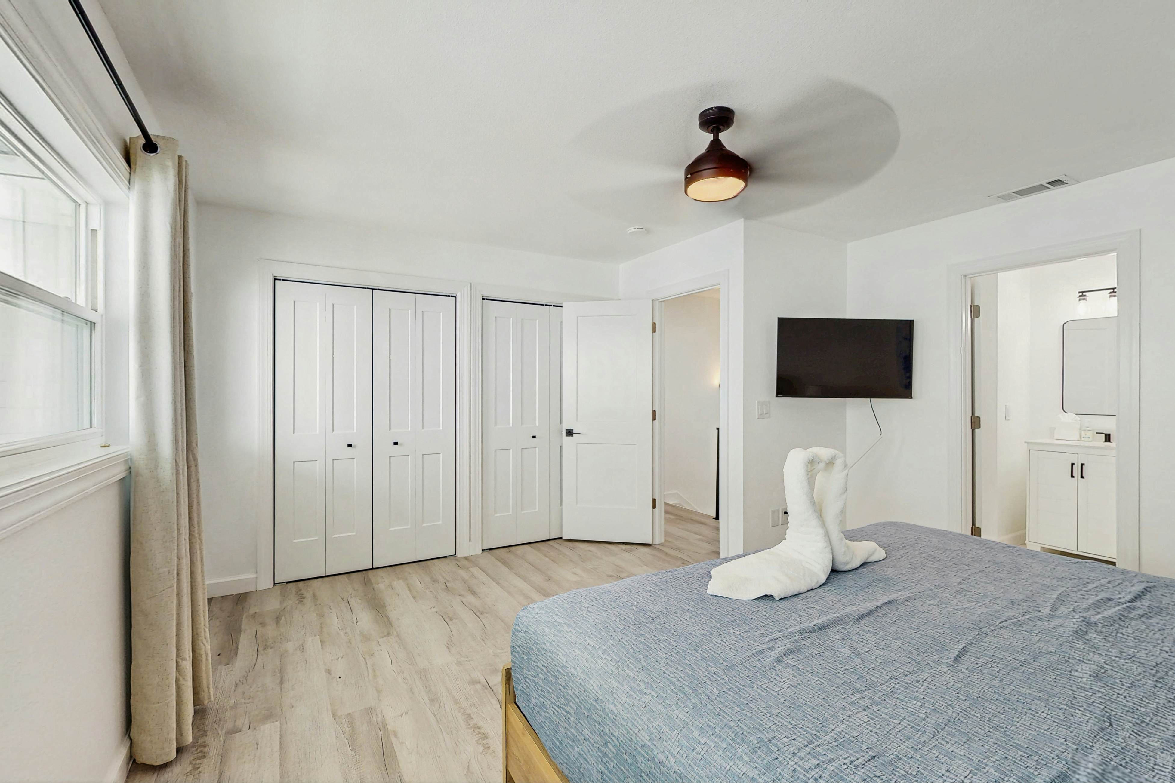 Family and dog friendly, steps to the Gulf and beaches, shared putting green, AC