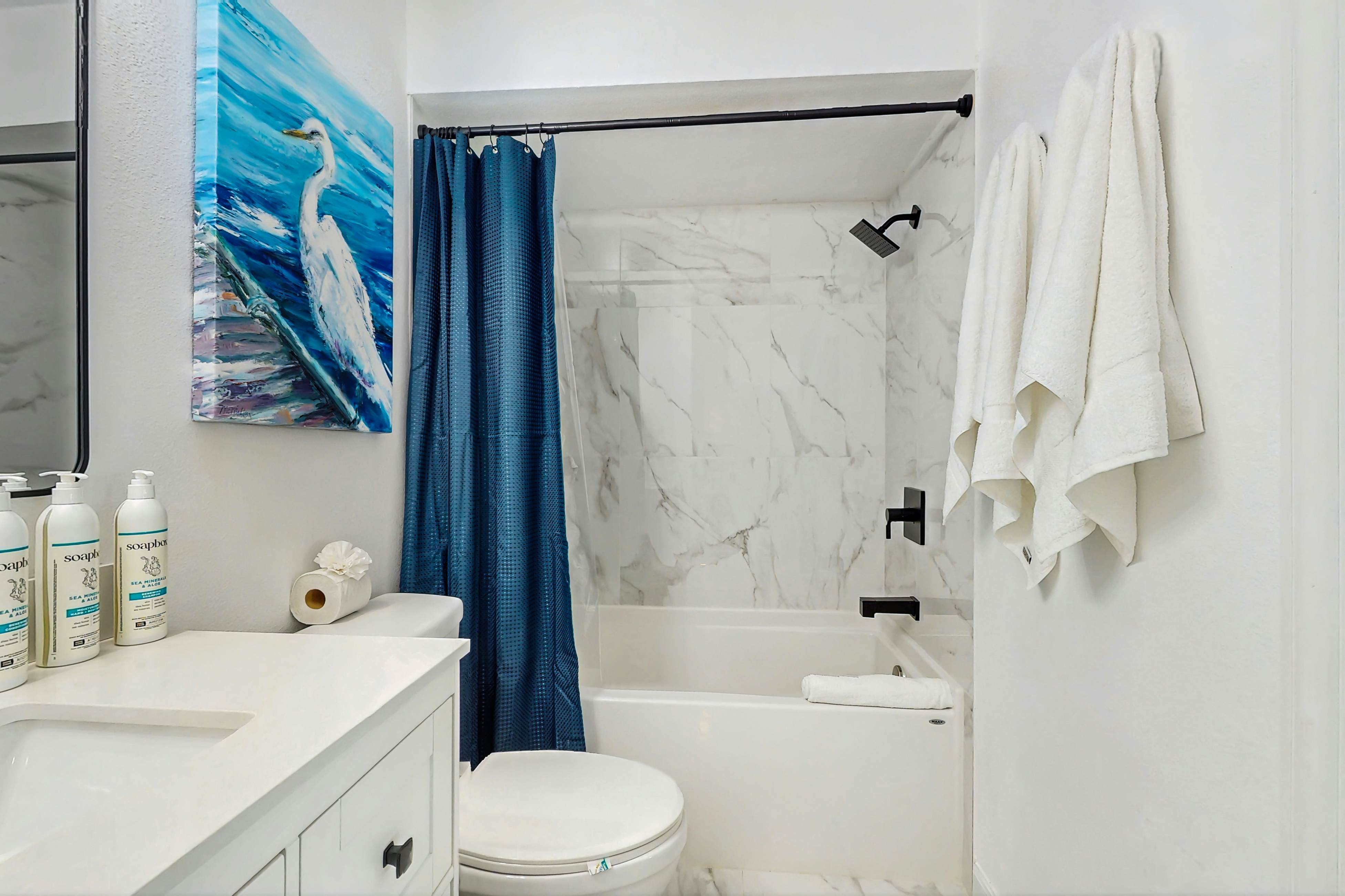 Family and dog friendly, steps to the Gulf and beaches, shared putting green, AC