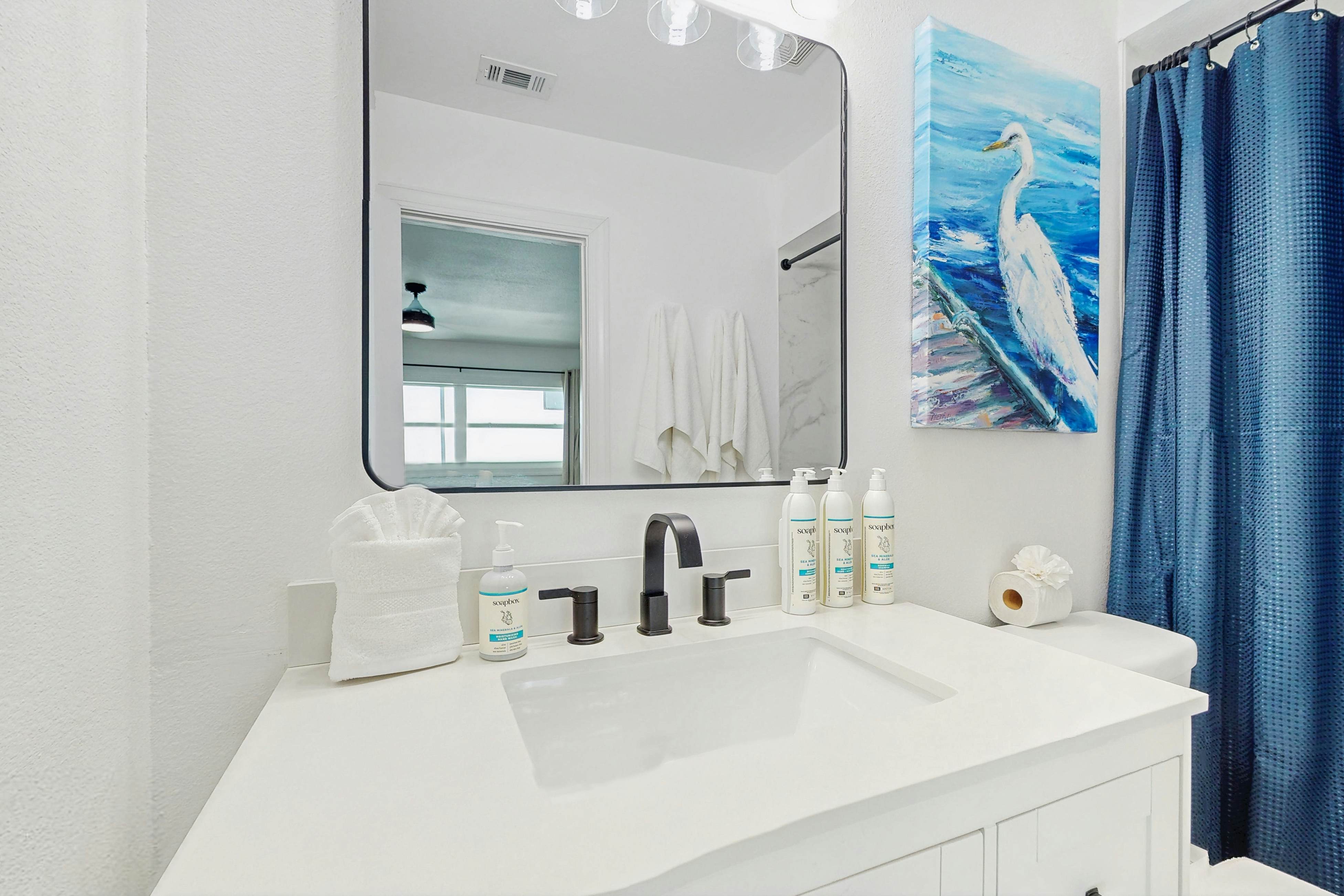 Family and dog friendly, steps to the Gulf and beaches, shared putting green, AC