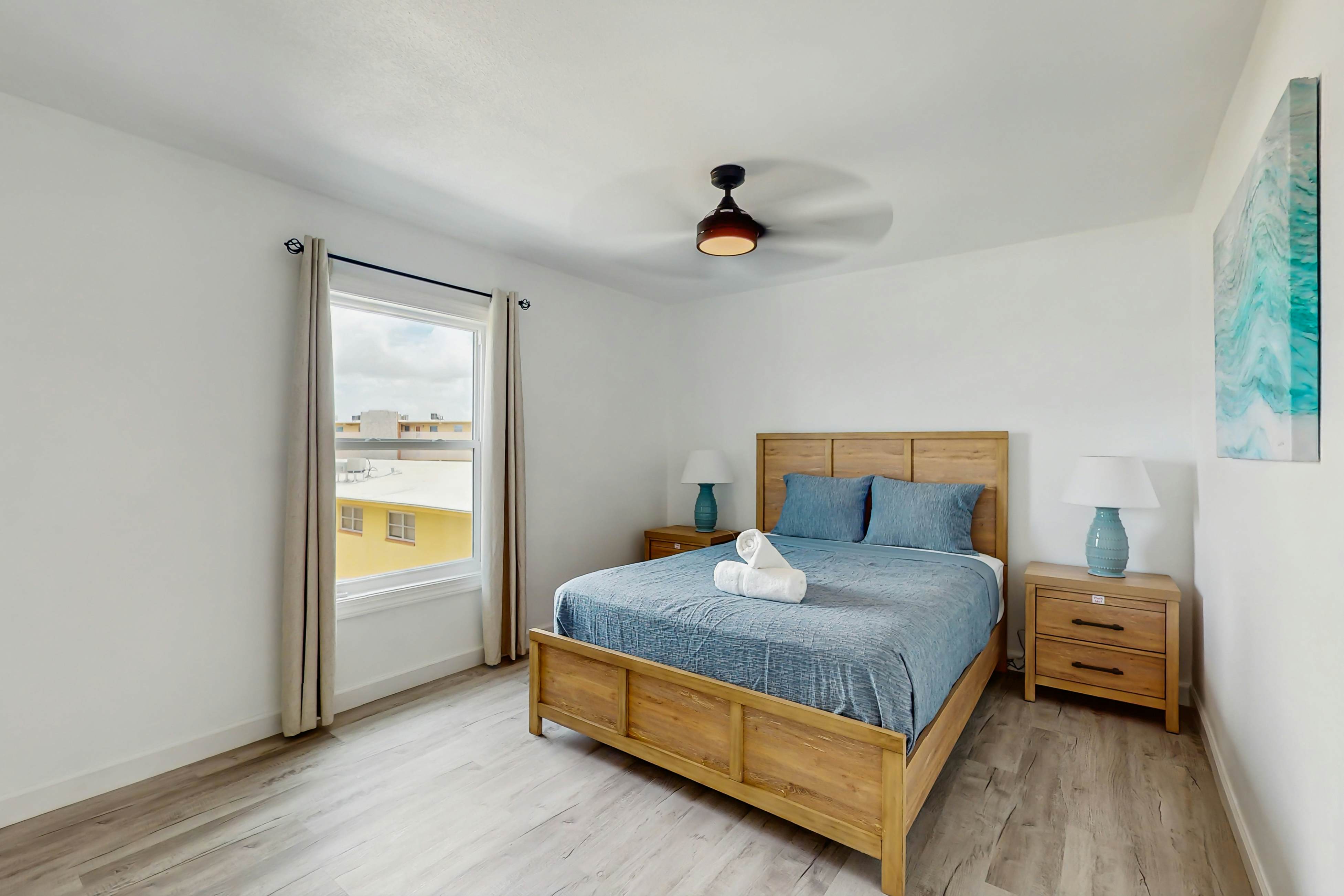 Family and dog friendly, steps to the Gulf and beaches, shared putting green, AC