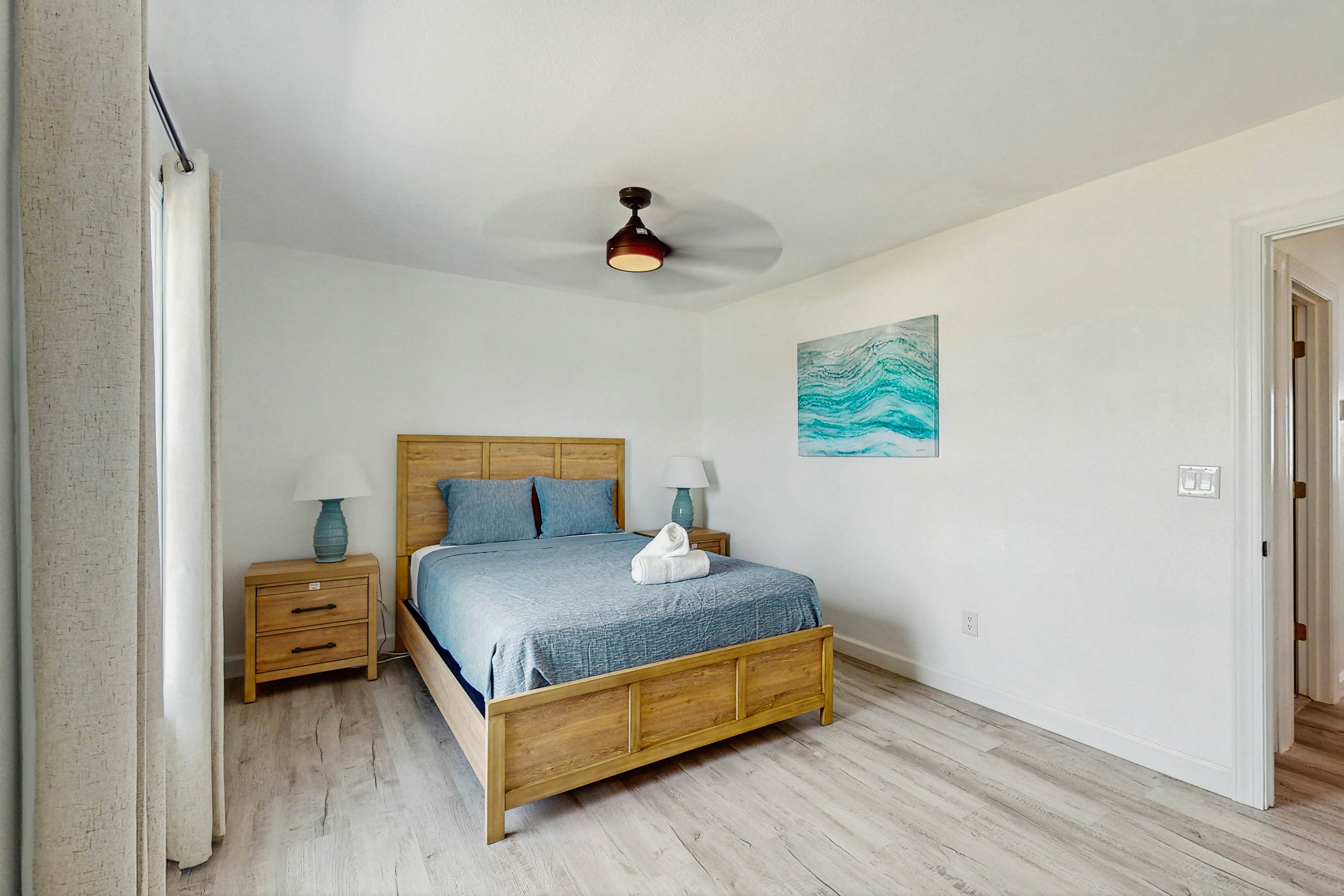 Family and dog friendly, steps to the Gulf and beaches, shared putting green, AC