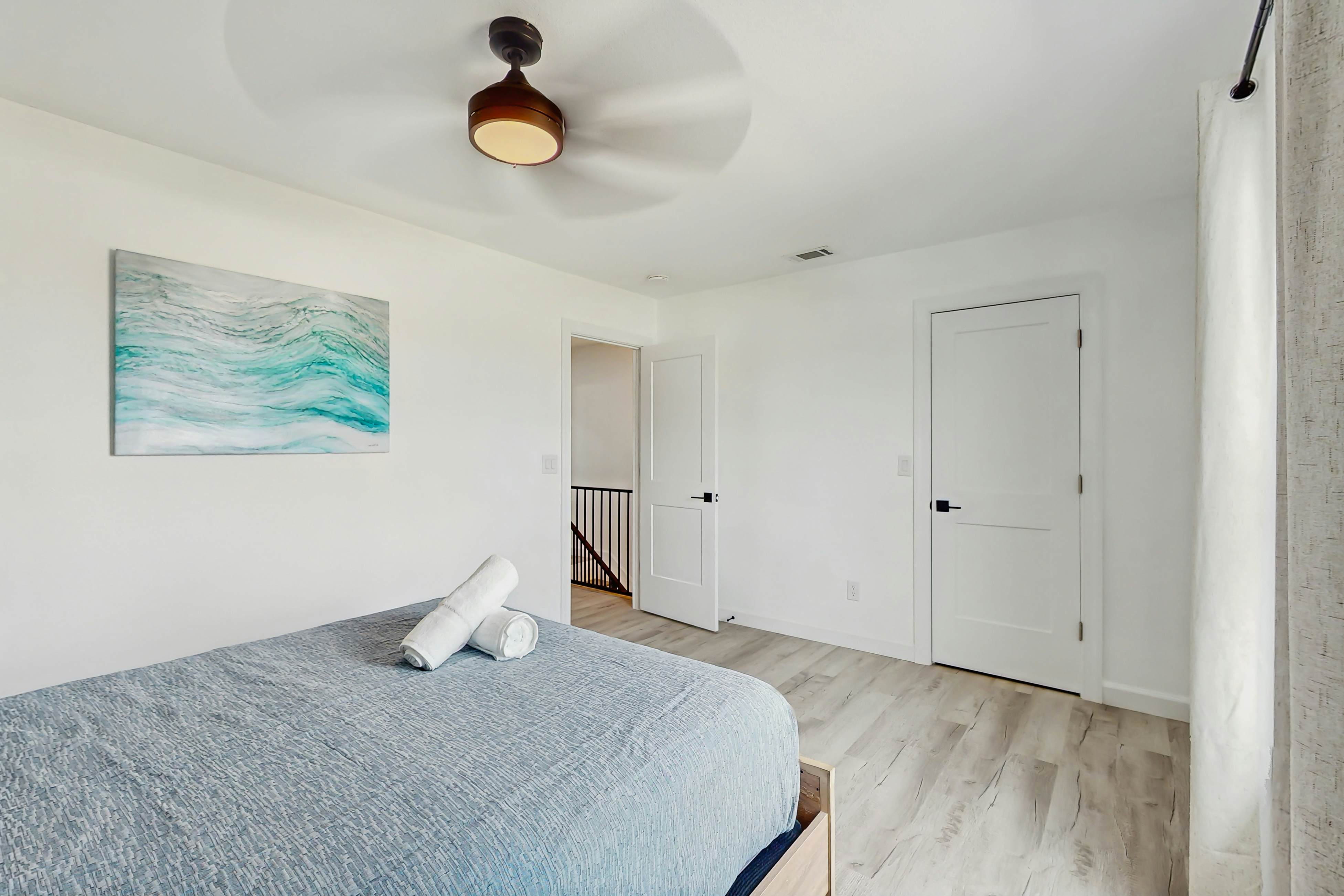 Family and dog friendly, steps to the Gulf and beaches, shared putting green, AC