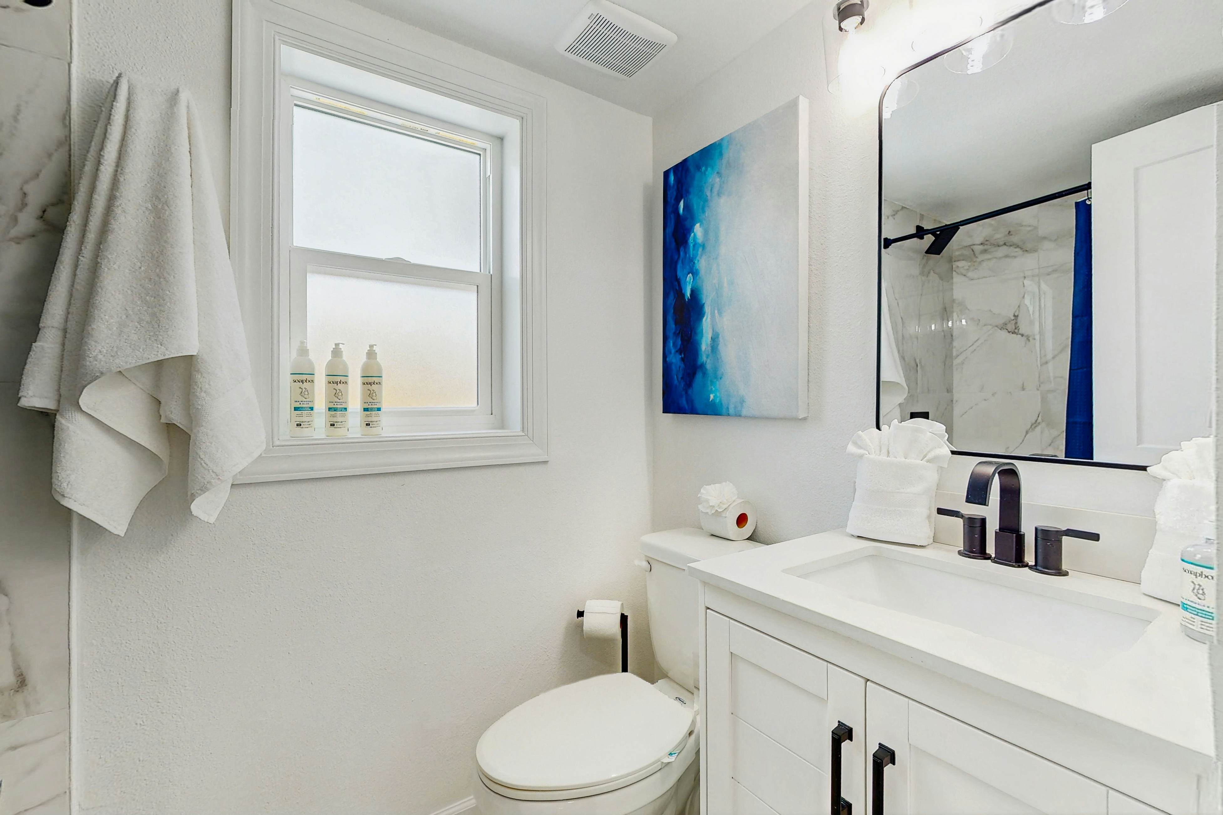 Family and dog friendly, steps to the Gulf and beaches, shared putting green, AC