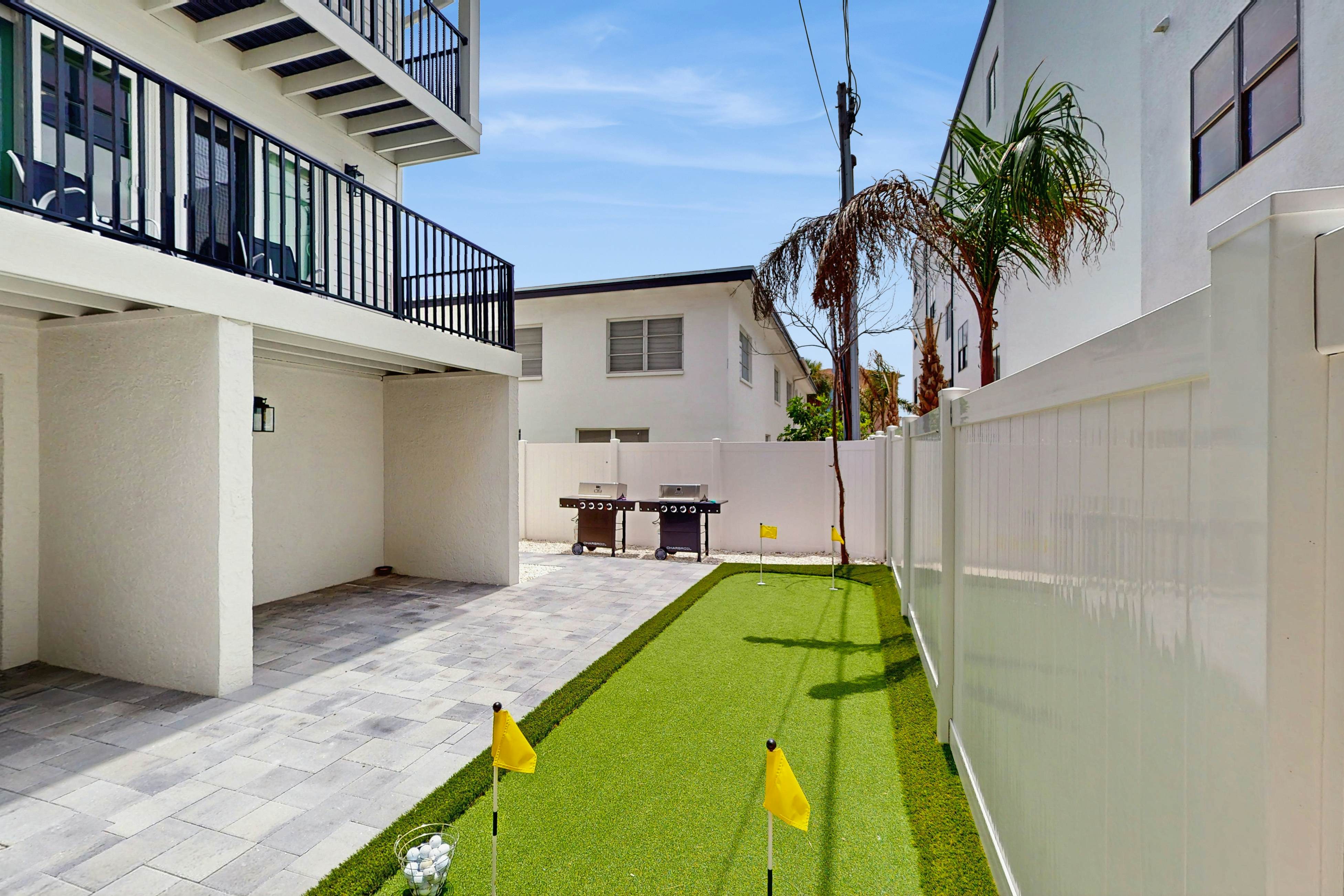 Family and dog friendly, steps to the Gulf and beaches, shared putting green, AC