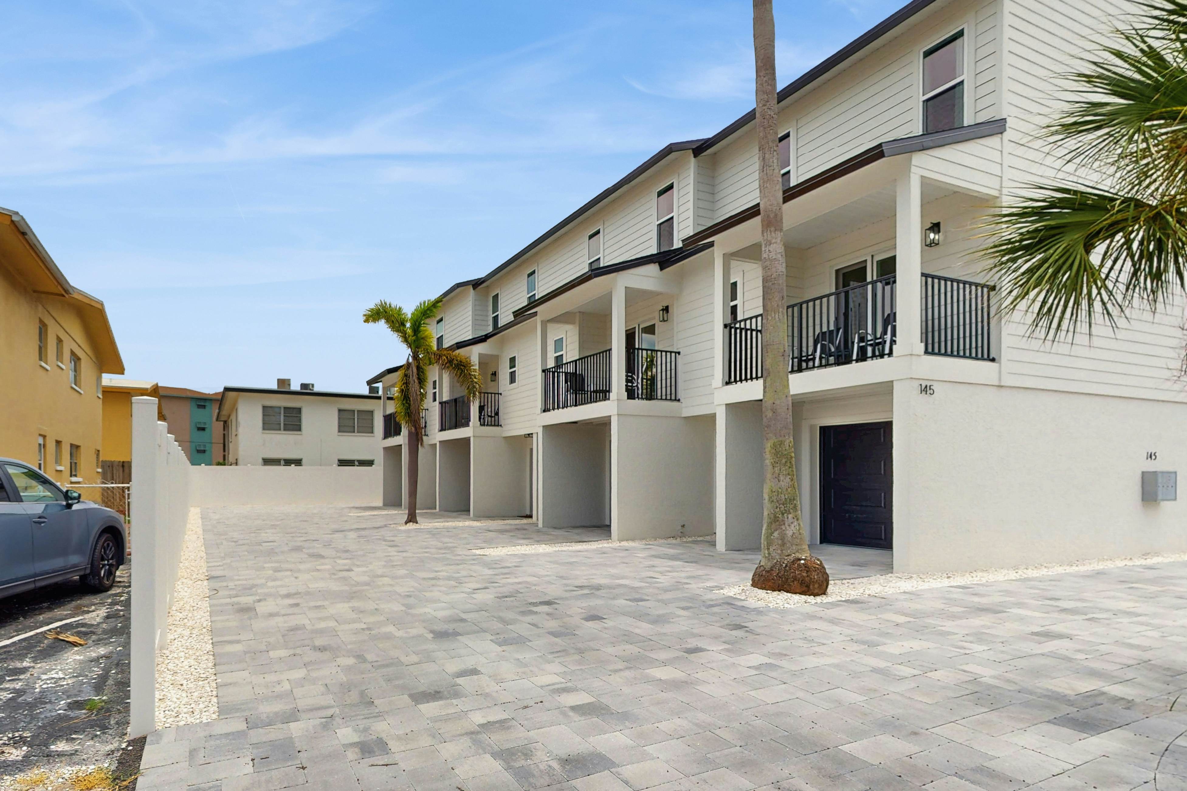 Family and dog friendly, steps to the Gulf and beaches, shared putting green, AC