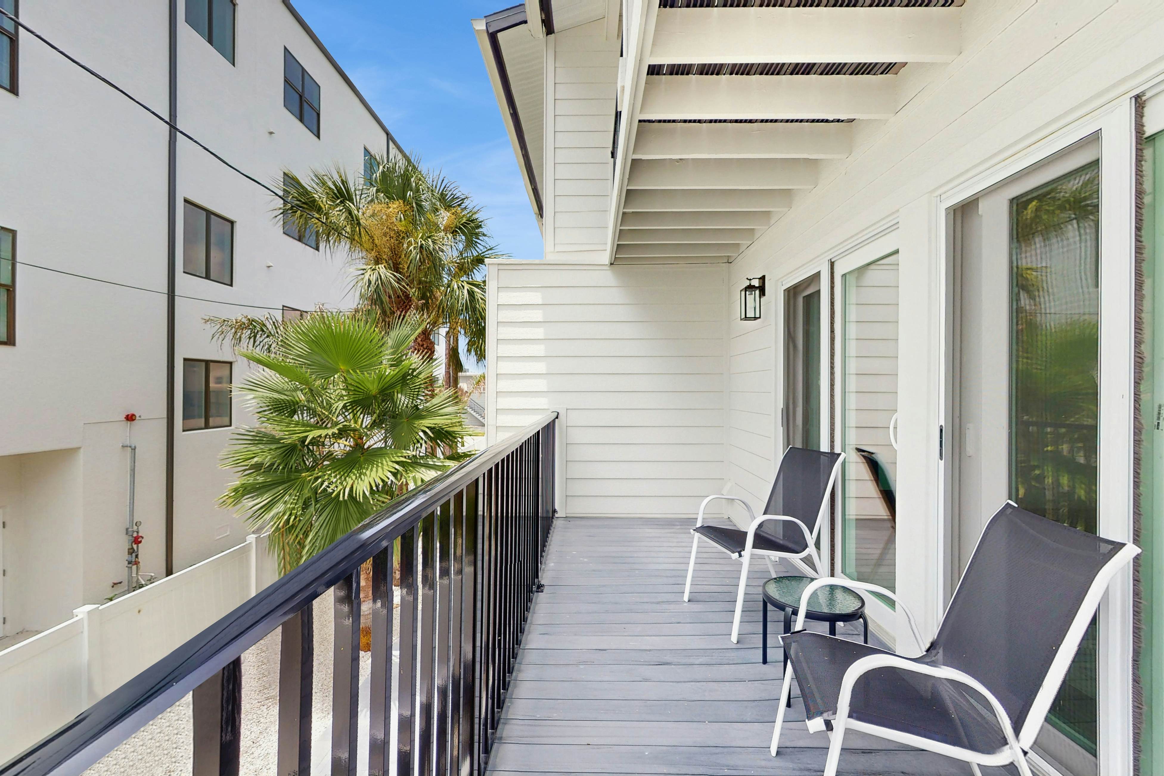 Family and dog friendly, steps to the Gulf and beaches, shared putting green, AC