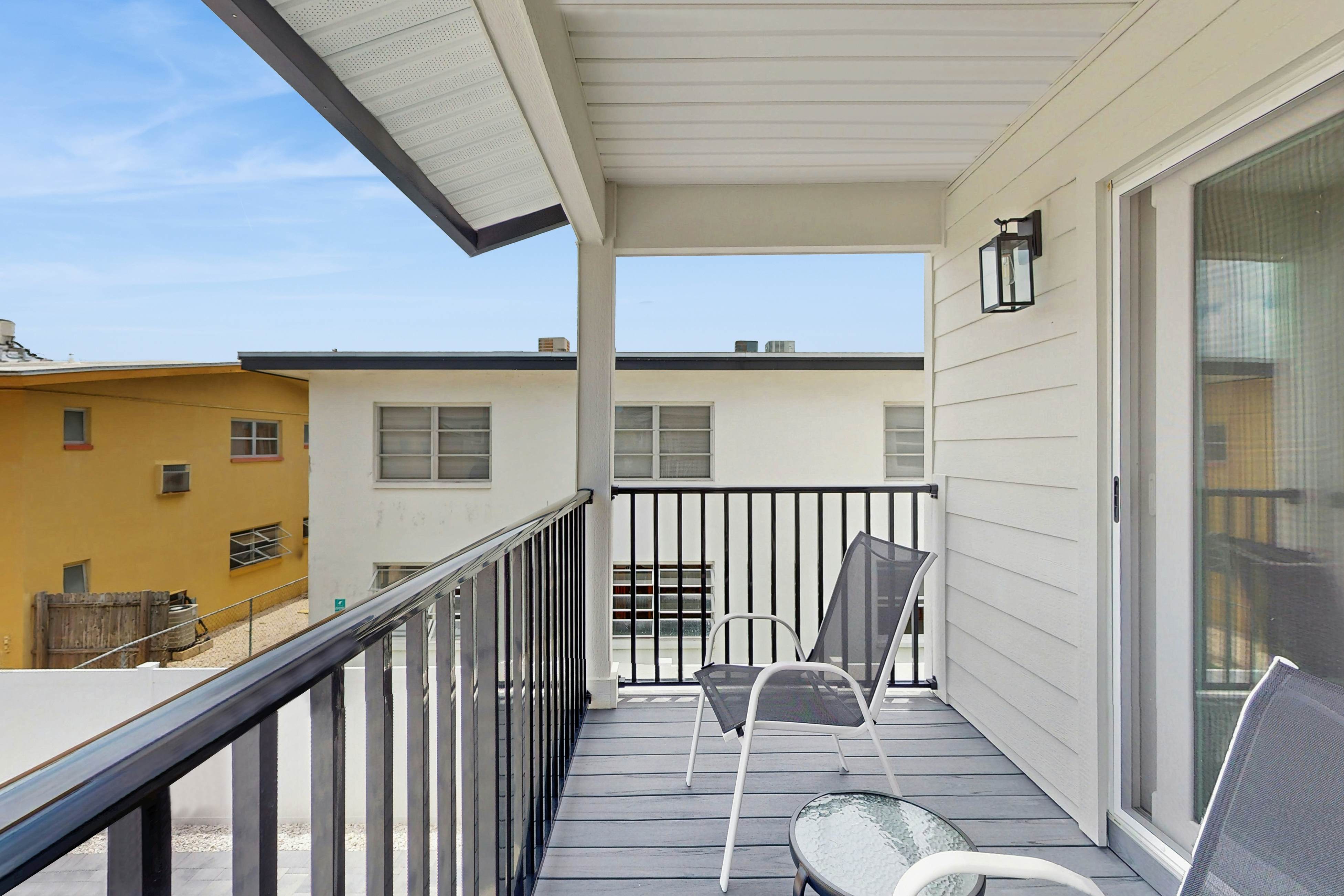 Family and dog friendly, steps to the Gulf and beaches, shared putting green, AC