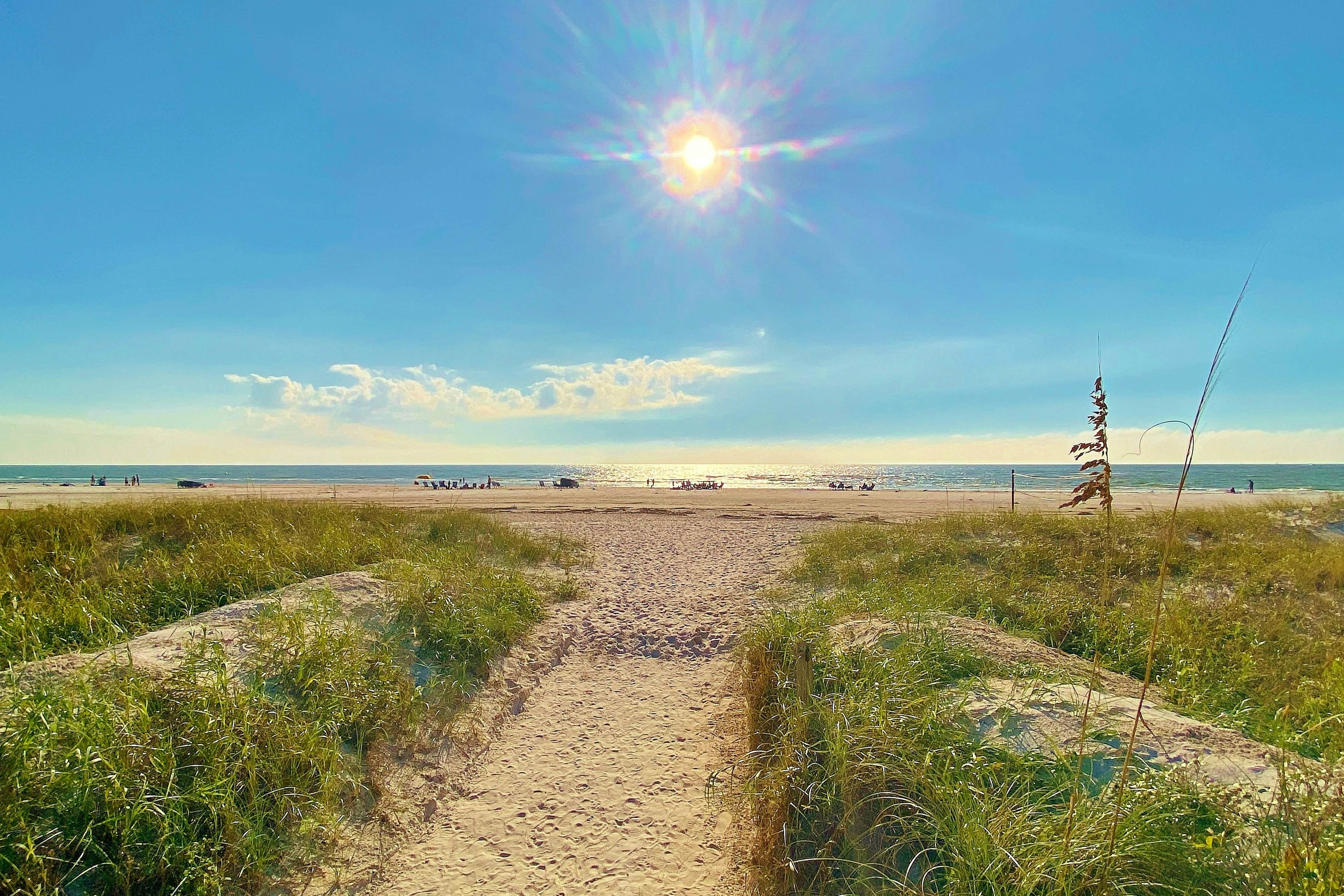 Family and dog friendly, steps to the Gulf and beaches, shared putting green, AC