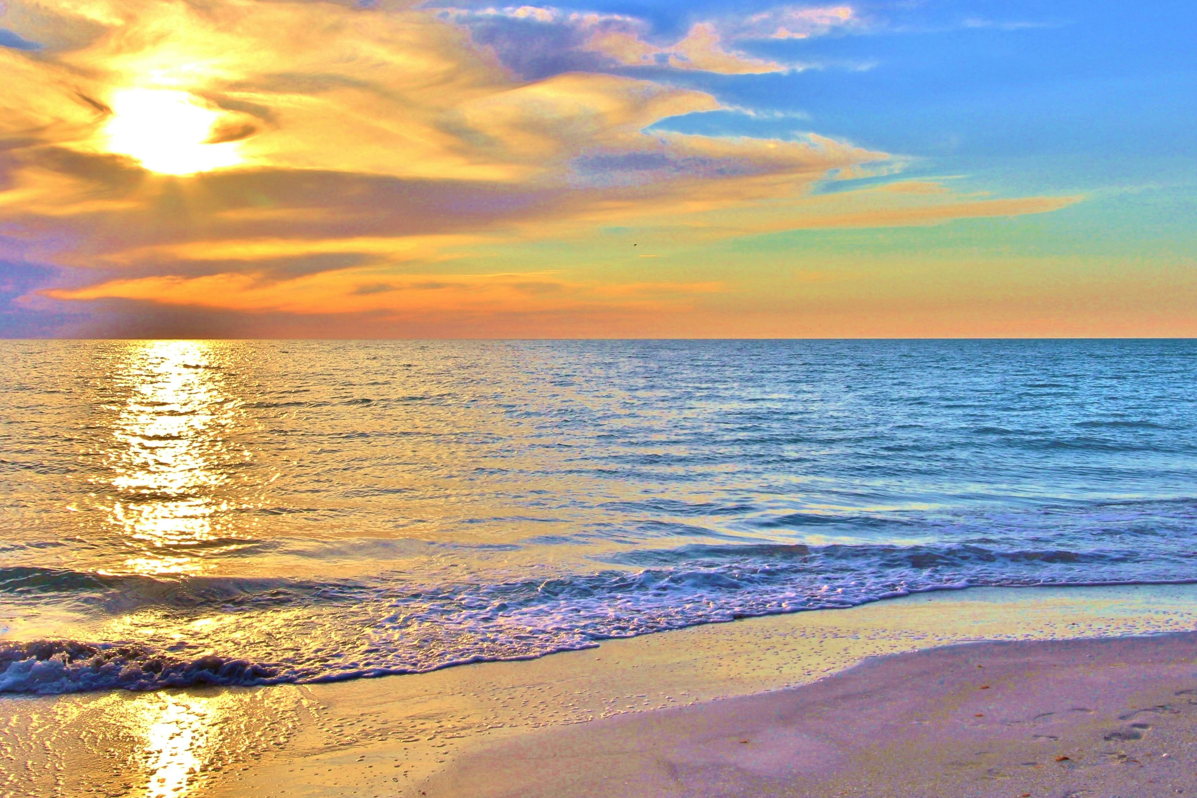 Family and dog friendly, steps to the Gulf and beaches, shared putting green, AC