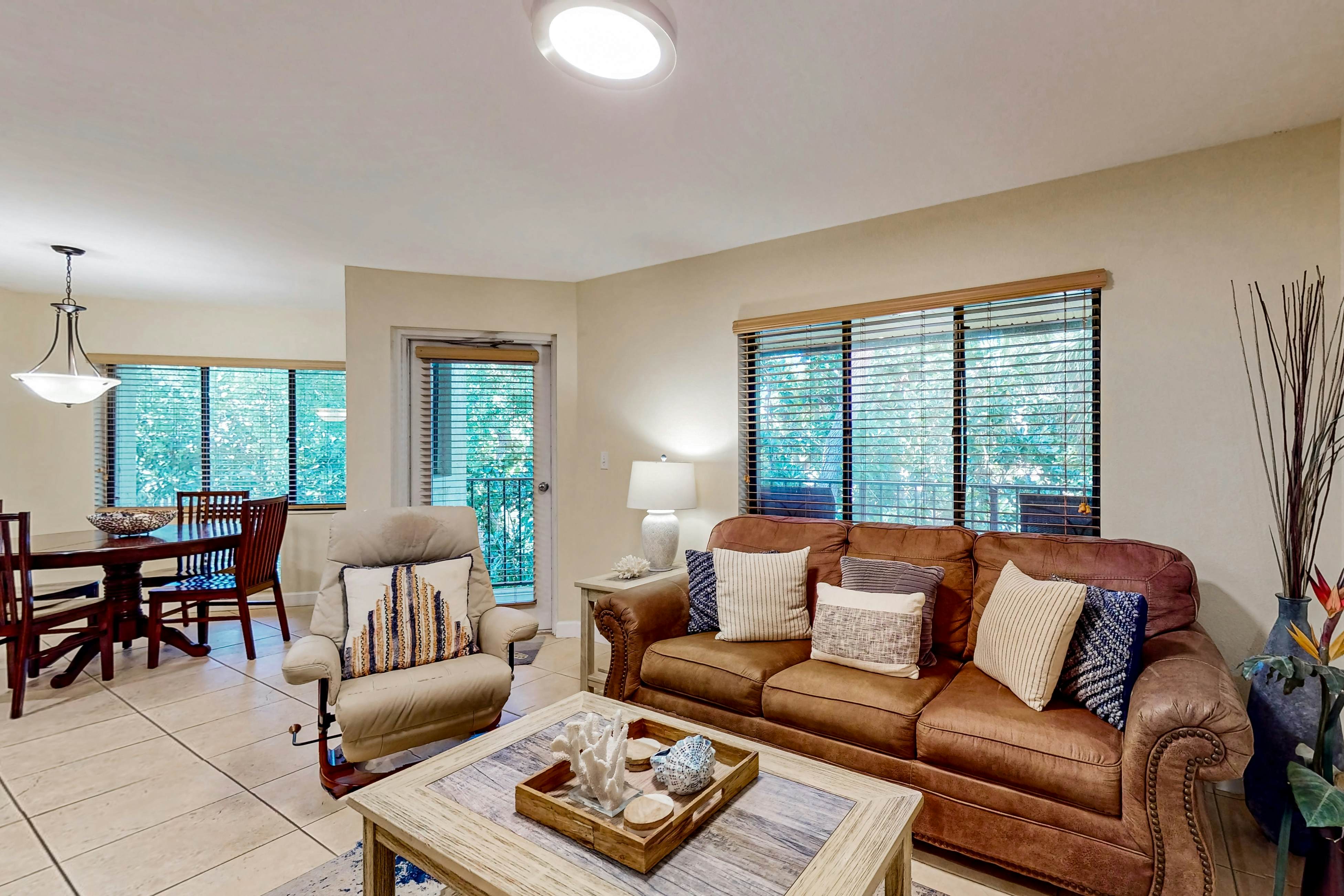 Top-floor Condo with on-site pool, hot tub, grills, gym, & private balcony