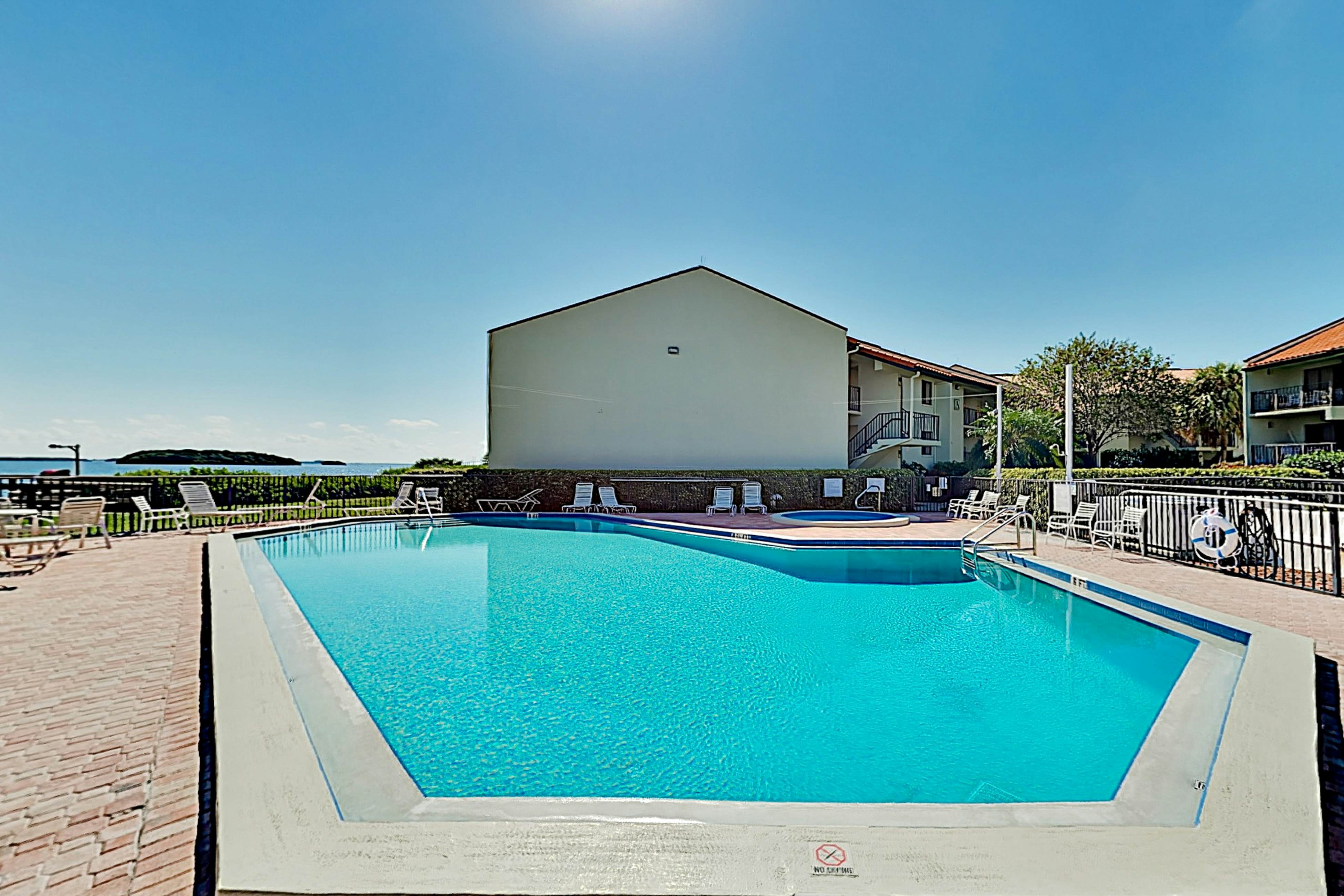 Top-floor Condo with on-site pool, hot tub, grills, gym, & private balcony