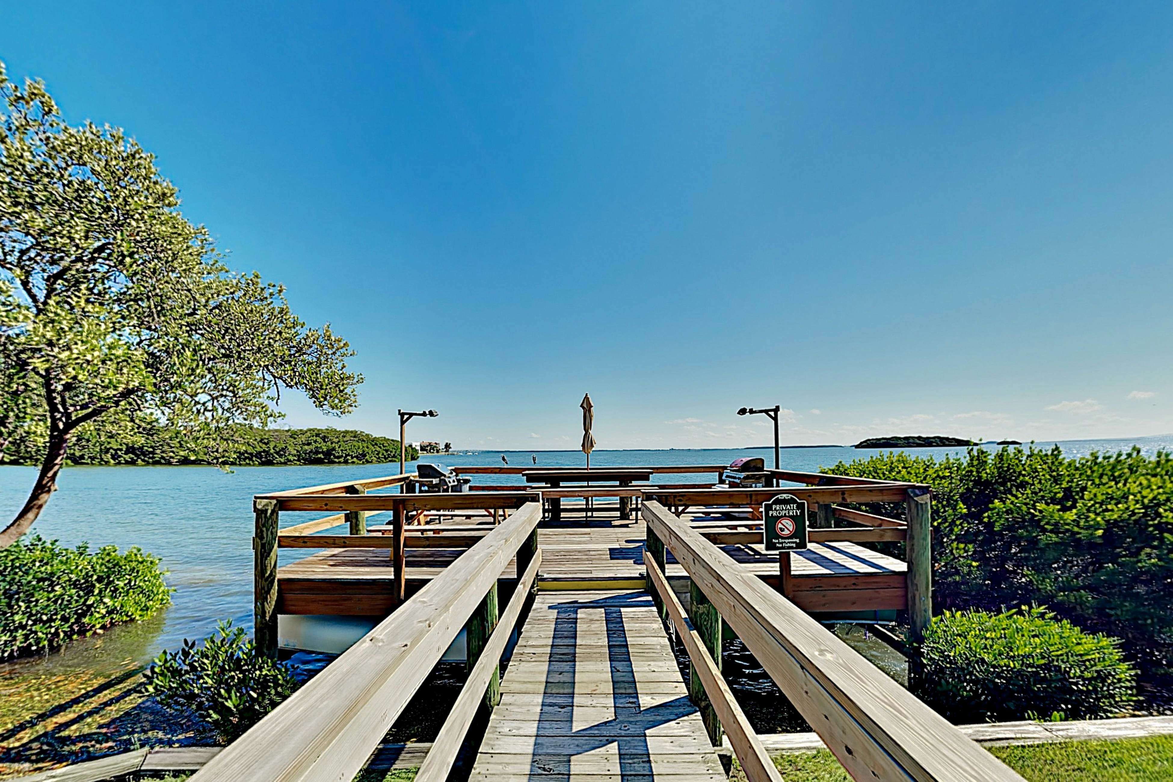 Top-floor Condo with on-site pool, hot tub, grills, gym, & private balcony