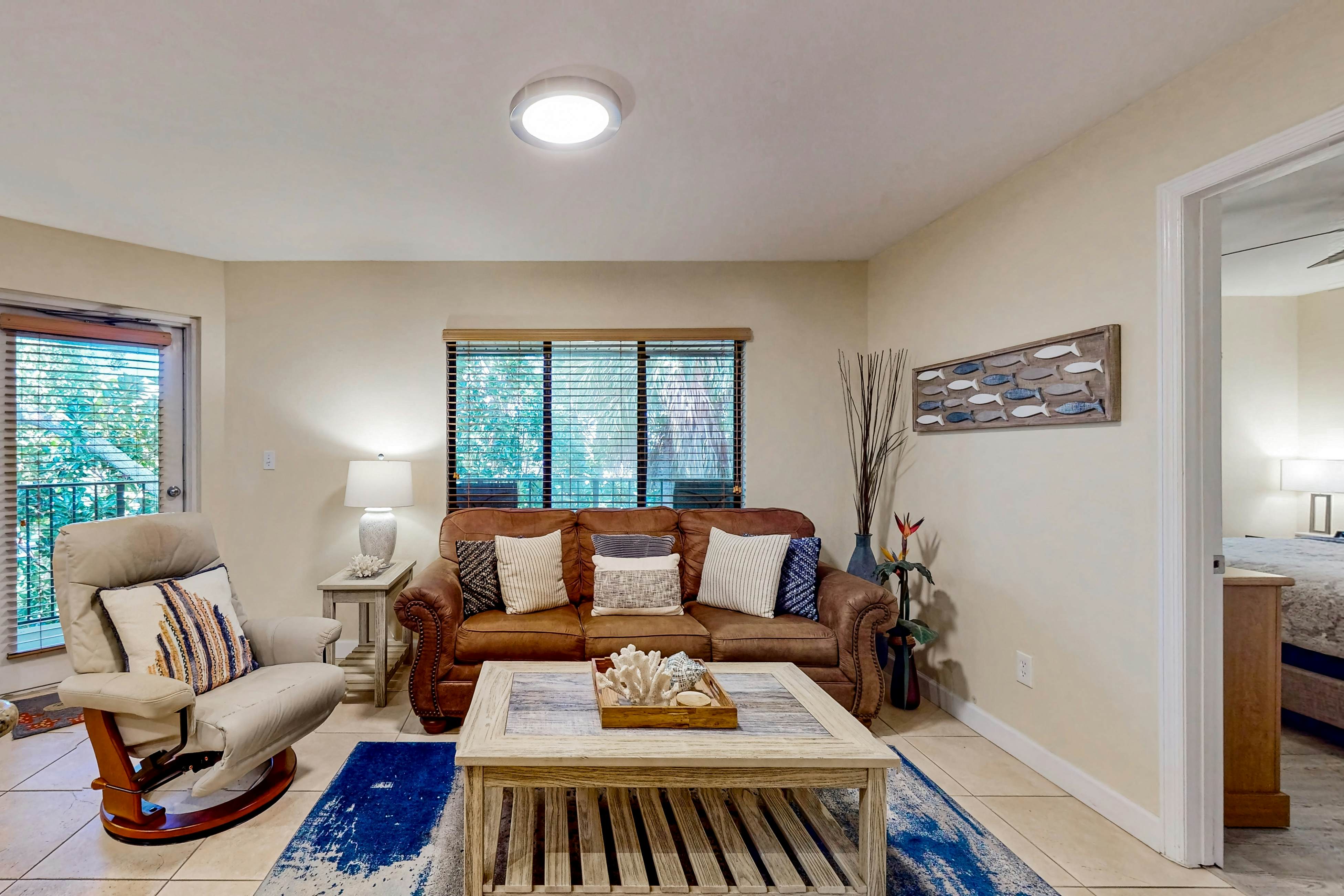 Top-floor Condo with on-site pool, hot tub, grills, gym, & private balcony