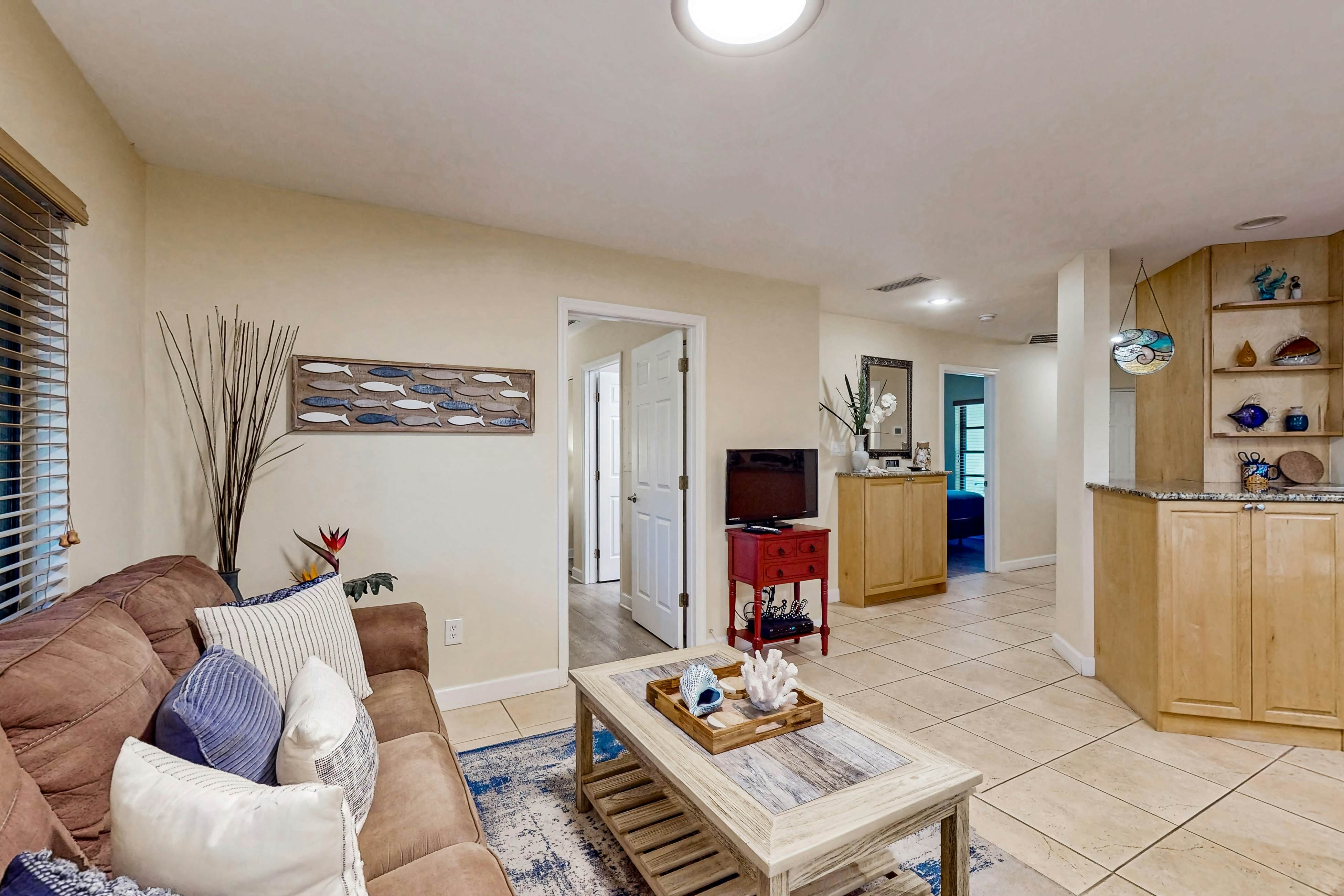 Top-floor Condo with on-site pool, hot tub, grills, gym, & private balcony