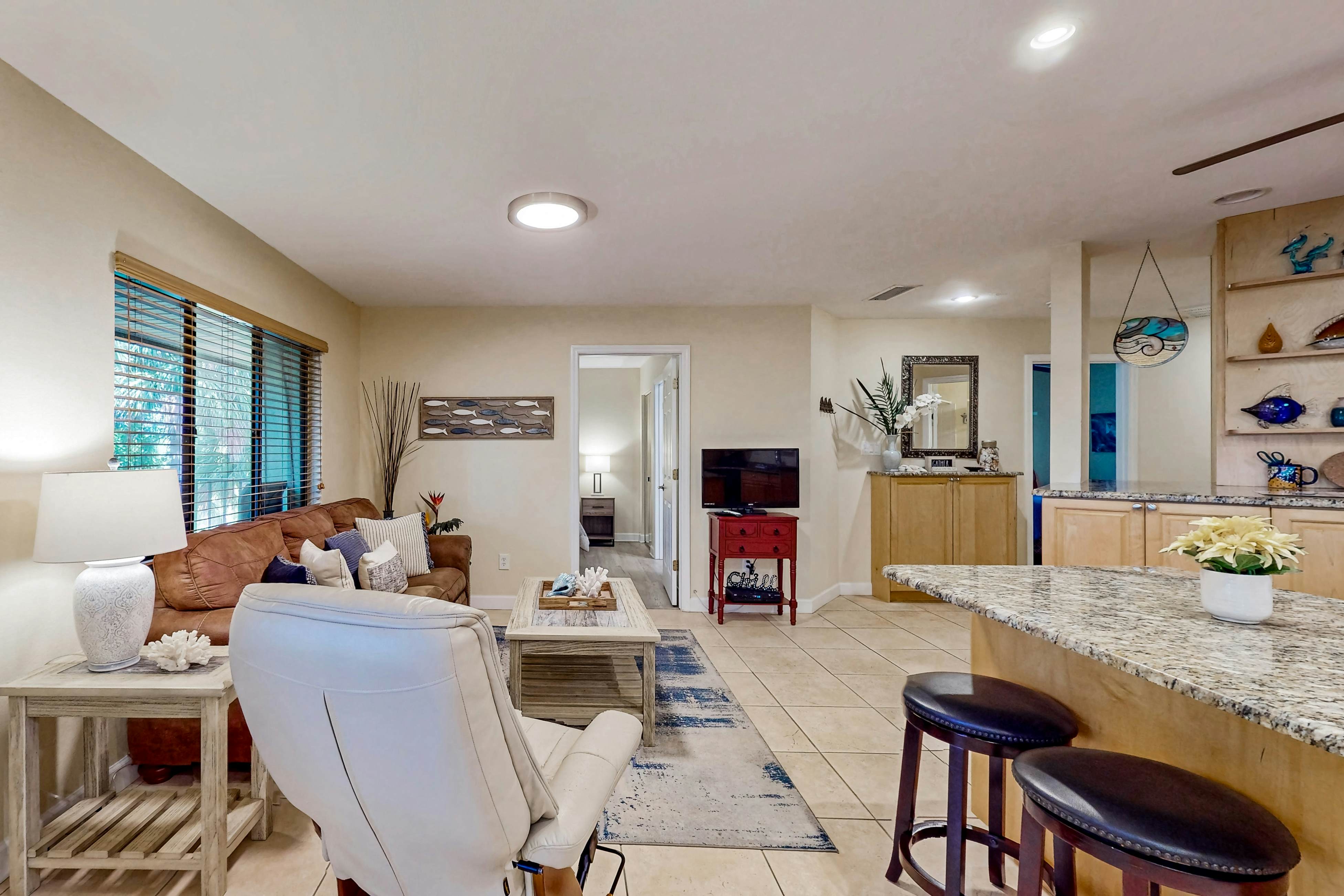 Top-floor Condo with on-site pool, hot tub, grills, gym, & private balcony