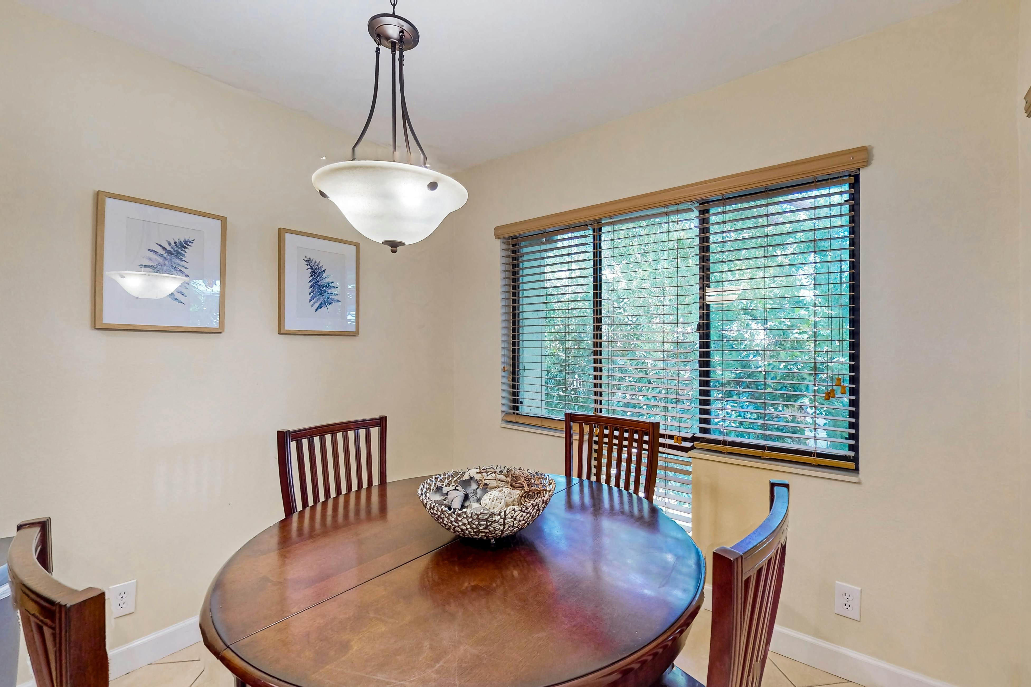 Top-floor Condo with on-site pool, hot tub, grills, gym, & private balcony