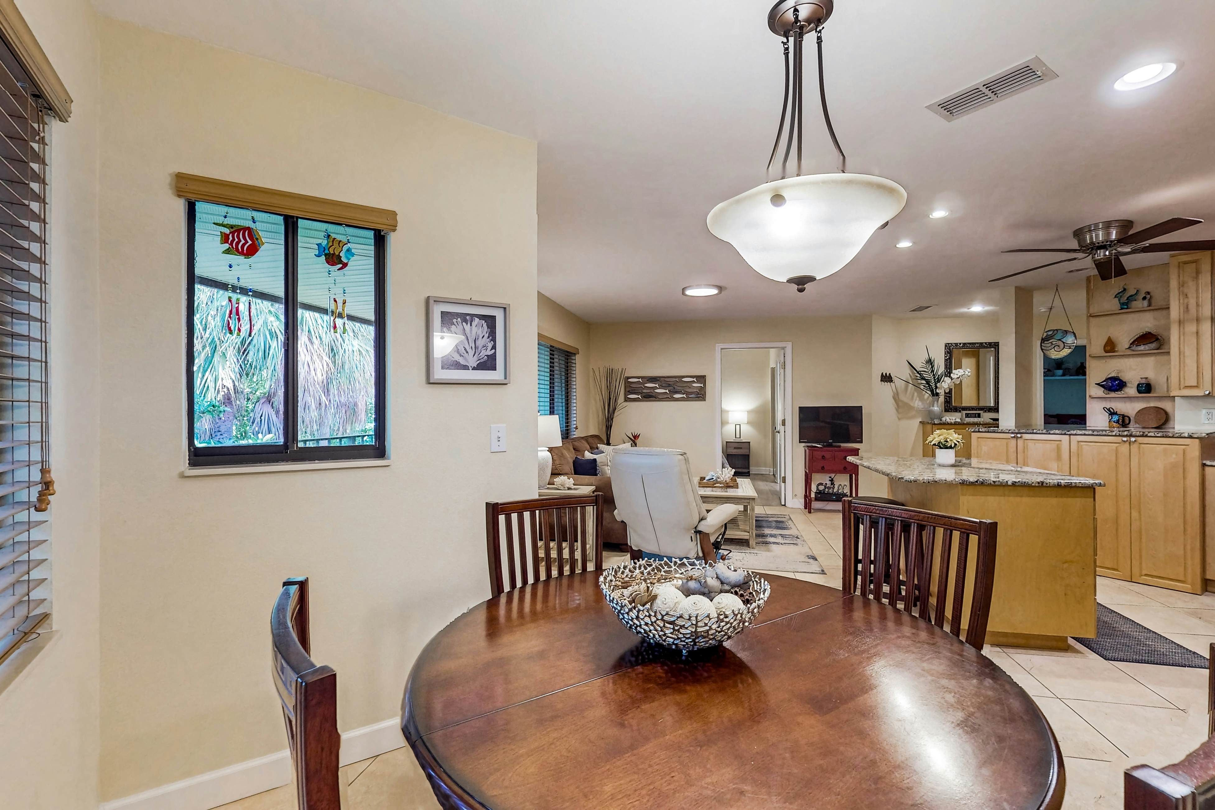 Top-floor Condo with on-site pool, hot tub, grills, gym, & private balcony