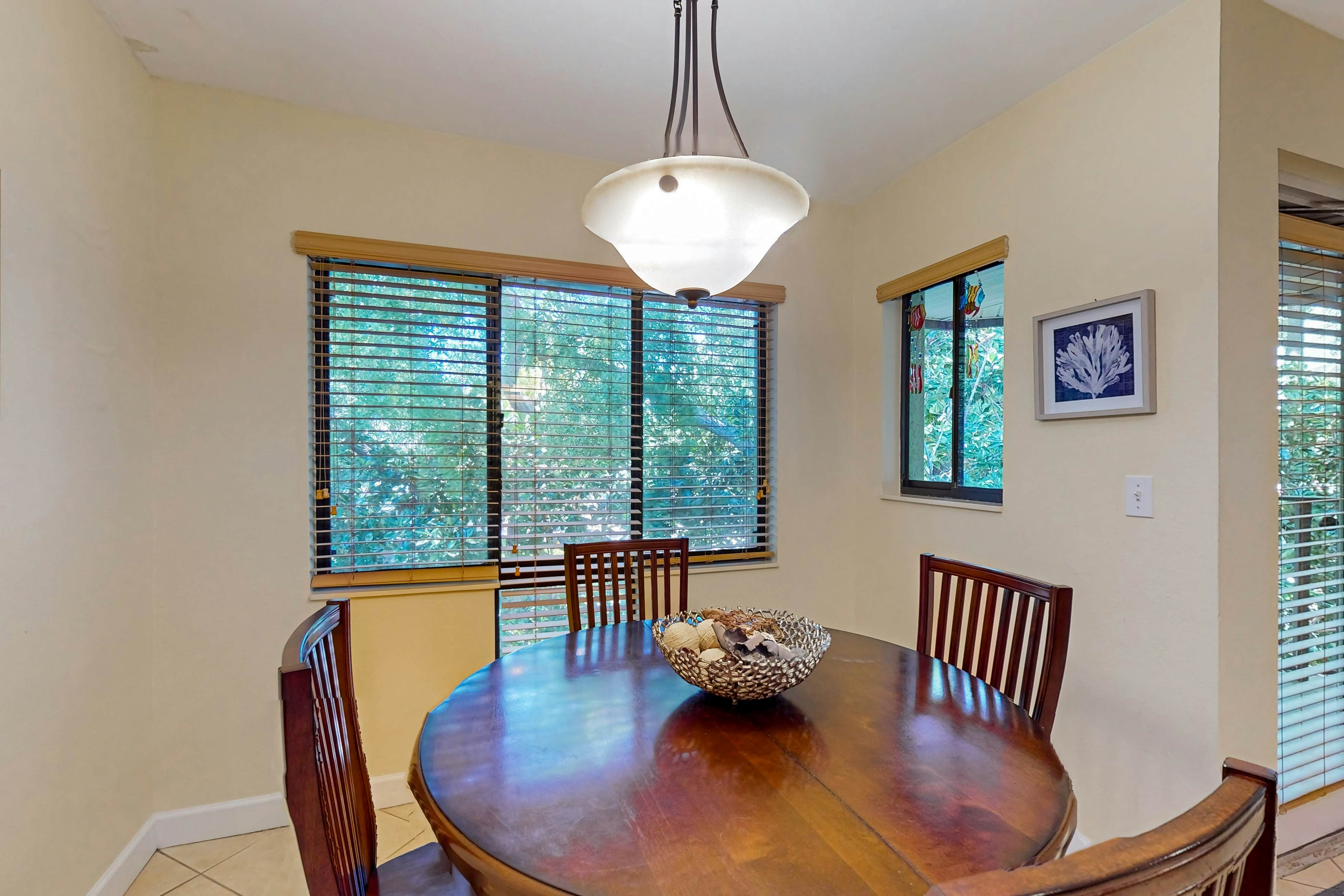 Top-floor Condo with on-site pool, hot tub, grills, gym, & private balcony