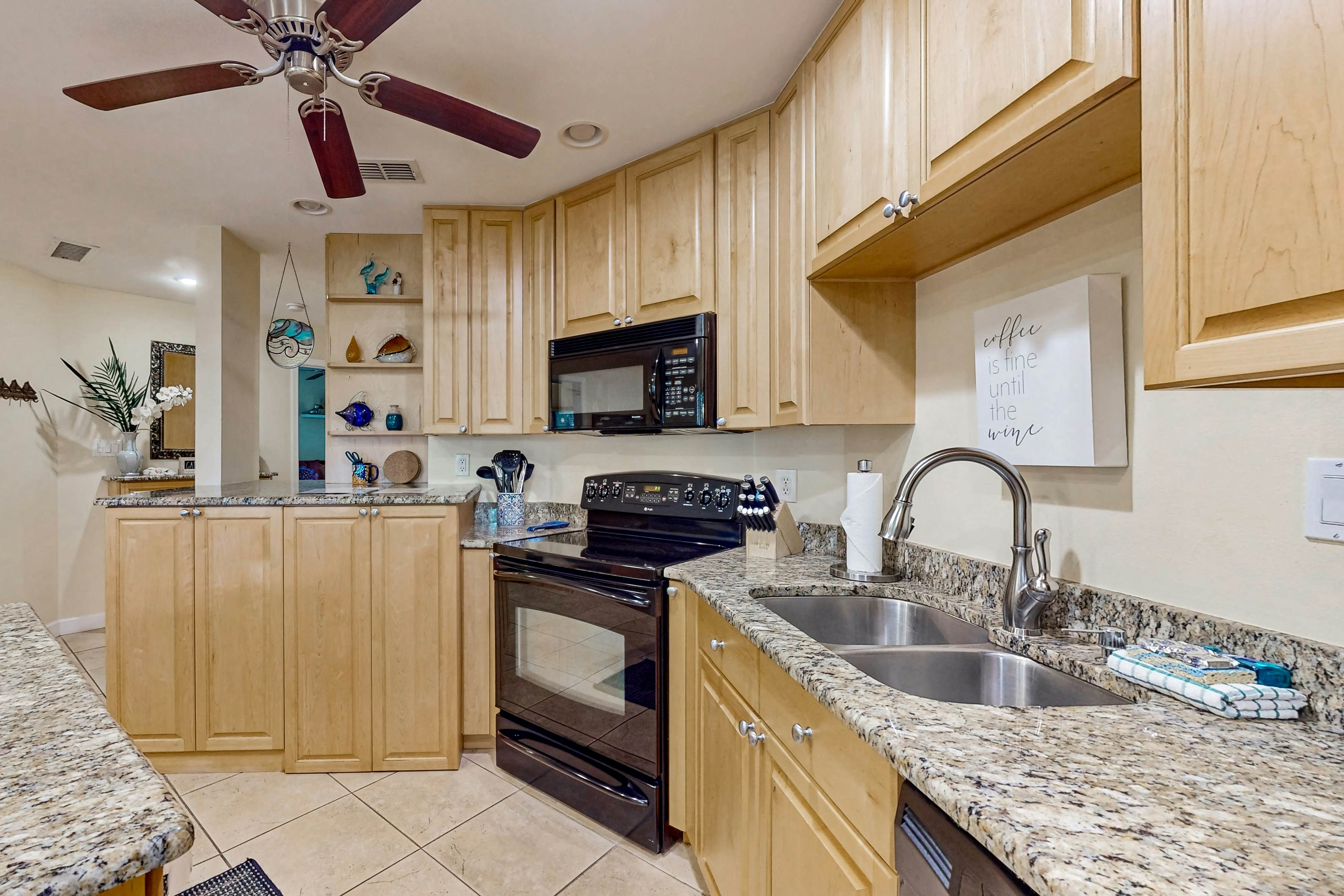 Top-floor Condo with on-site pool, hot tub, grills, gym, & private balcony