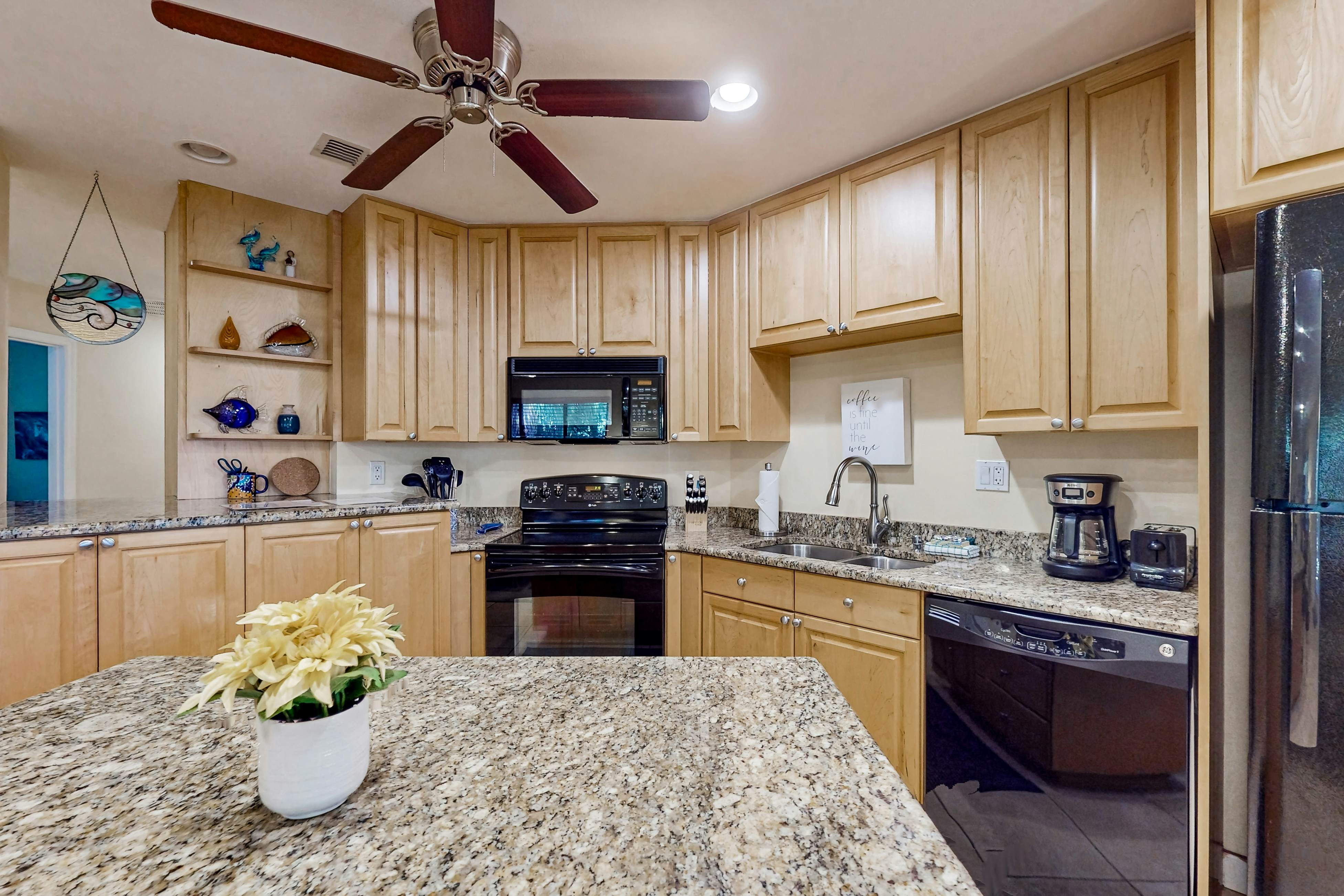 Top-floor Condo with on-site pool, hot tub, grills, gym, & private balcony