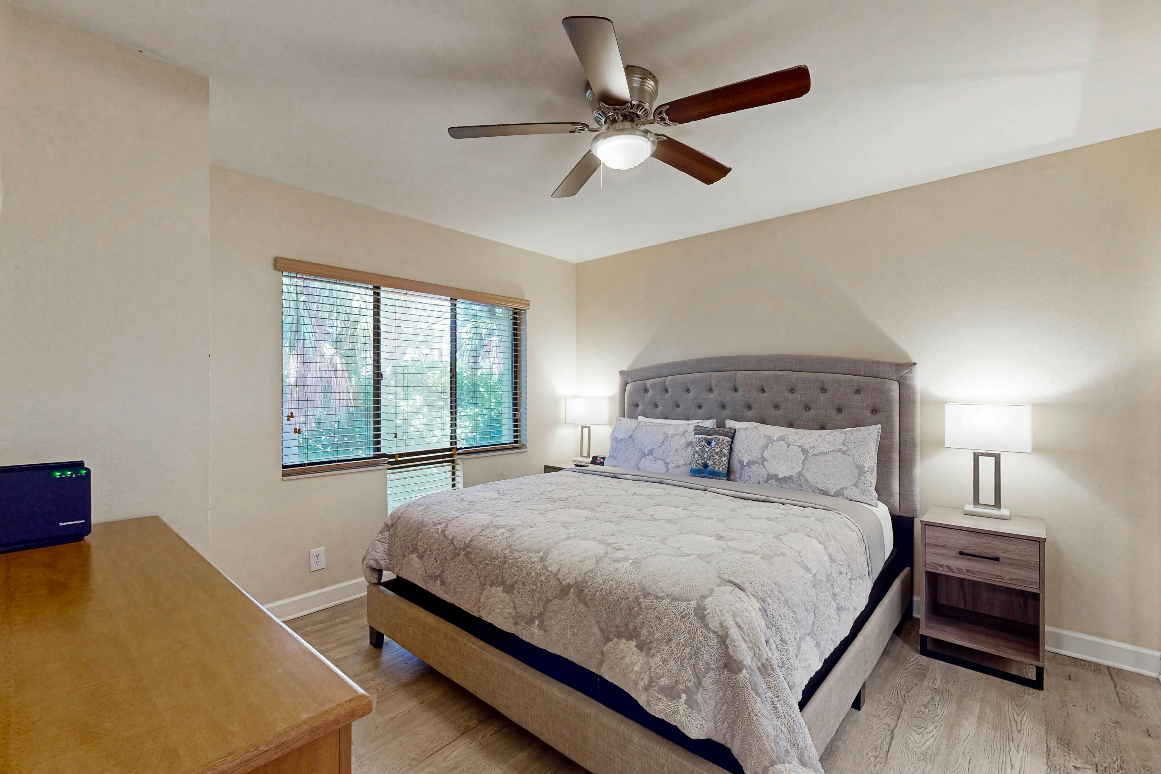 Top-floor Condo with on-site pool, hot tub, grills, gym, & private balcony