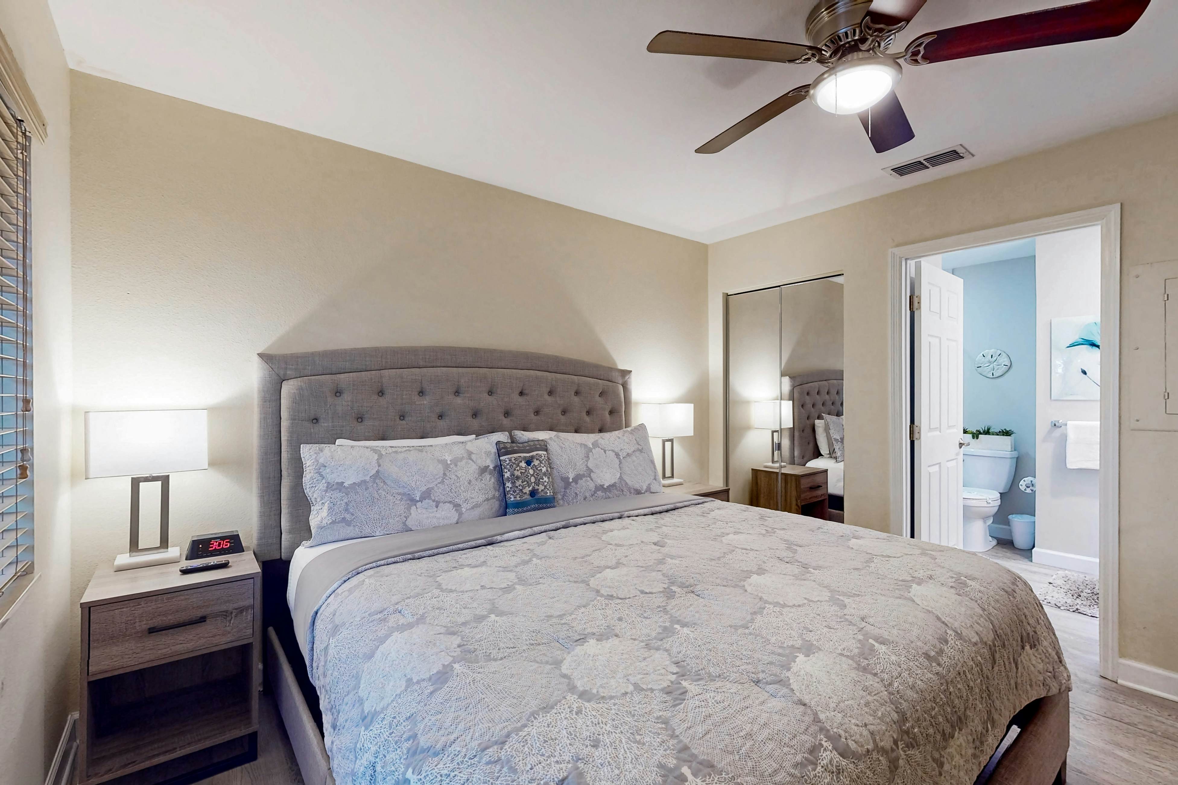 Top-floor Condo with on-site pool, hot tub, grills, gym, & private balcony