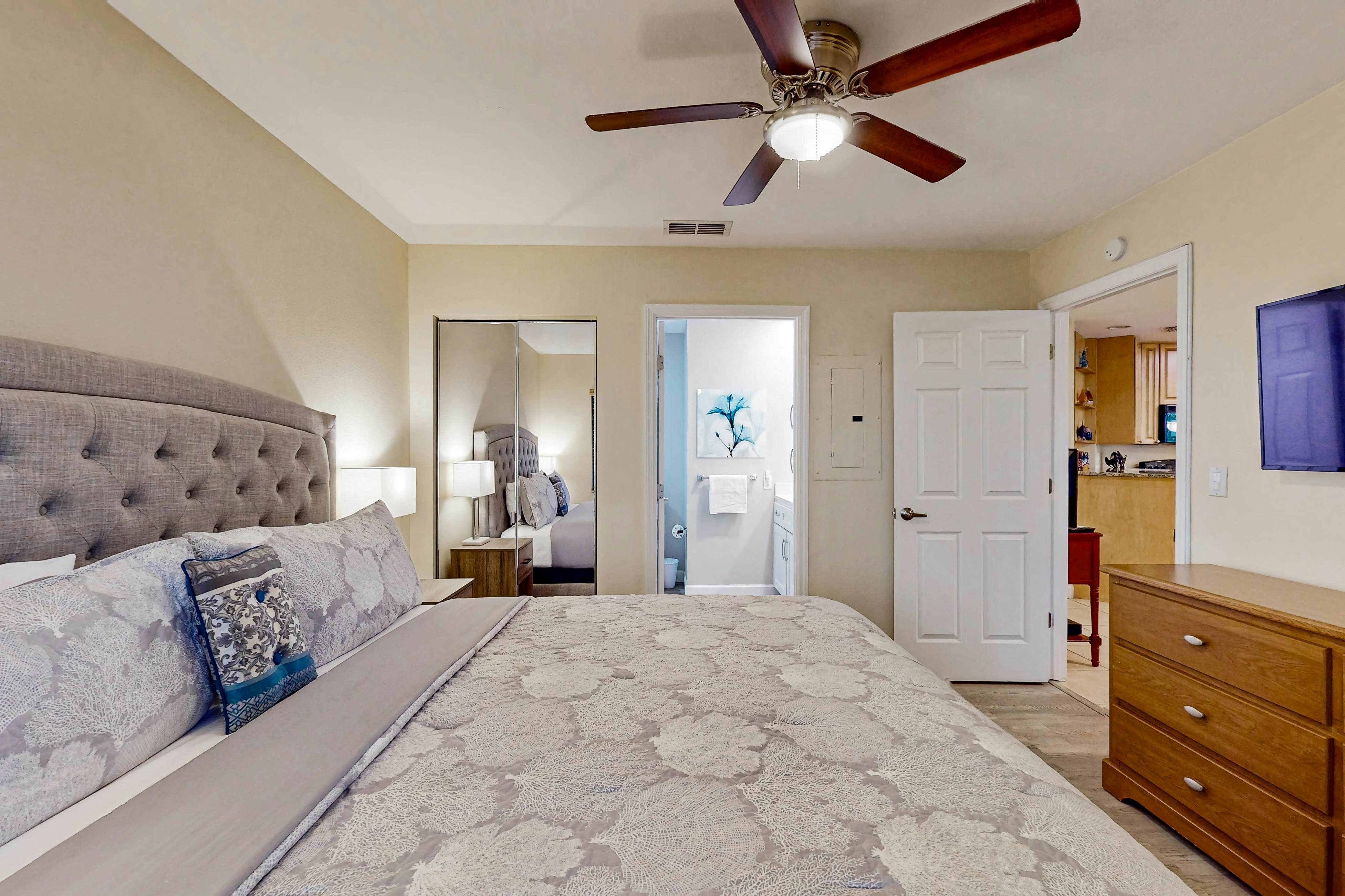 Top-floor Condo with on-site pool, hot tub, grills, gym, & private balcony